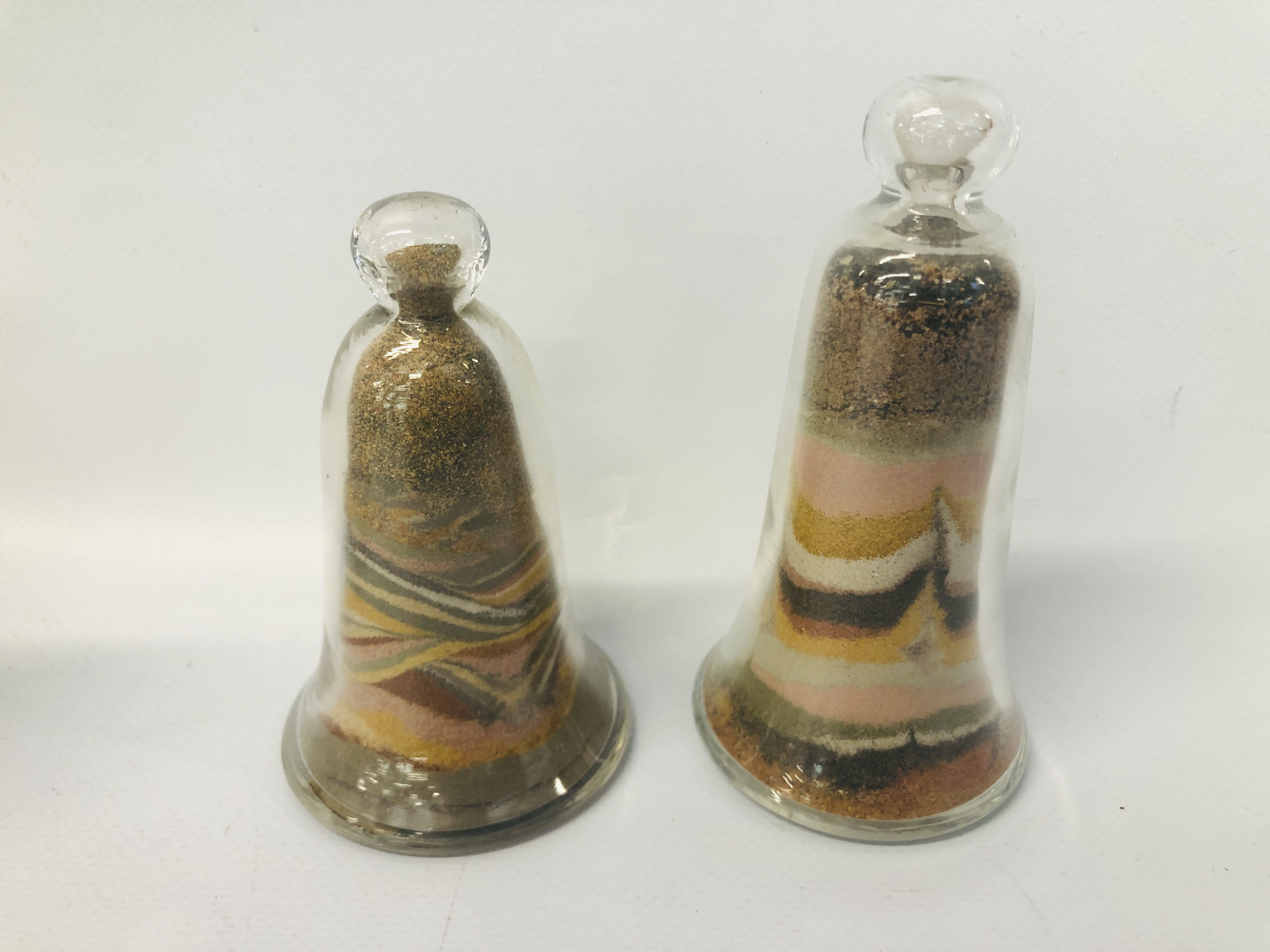 A COLLECTION OF 8 X VICTORIAN ALUM BAY (ISLE OF WIGHT) SAND BELLS - Image 3 of 5