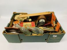 BOX OF MIXED COLLECTABLE'S TO INCLUDE VINTAGE BOTTLES, AA CAR BADGE, VINTAGE MECCANO, MANTEL CLOCK,