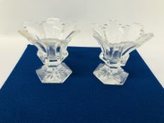 A PAIR OF C19TH GLASS HEXAGONAL FLOWERHEAD SALTS, THE BASE STAR-CUT - H 8½ CM.