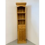 A FULL HEIGHT SOLID PINE BOOKSHELF WITH SINGLE DRAWER AND CABINET BASE