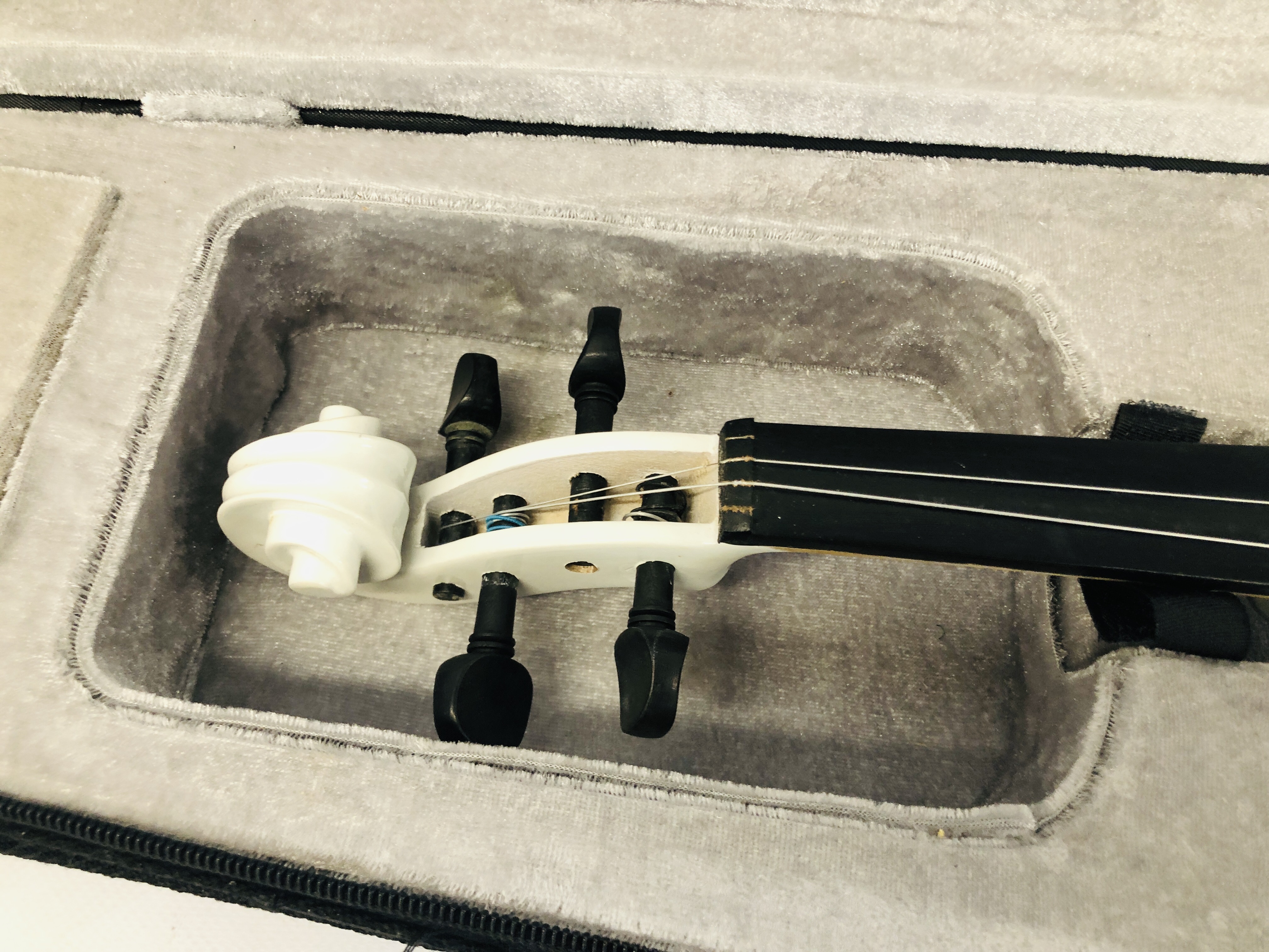 MODERN ELECTRIC VIOLIN IN FITTED CASE - SOLD AS SEEN - Bild 3 aus 8