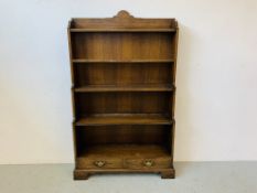 A SOLID OAK 5 TIER BOOKSHELF WITH 2 DRAWER BASE - 96CM X 17CM X 60CM.