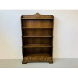 A SOLID OAK 5 TIER BOOKSHELF WITH 2 DRAWER BASE - 96CM X 17CM X 60CM.