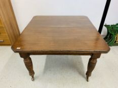 AN EDWARDIAN EXTENDING OAK DINING TABLE WITH WIND OUT ACTION, REEDED LEG,