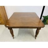 AN EDWARDIAN EXTENDING OAK DINING TABLE WITH WIND OUT ACTION, REEDED LEG,