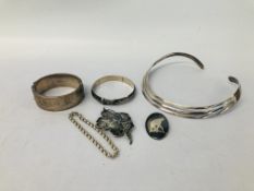 COLLECTION OF SILVER JEWELLERY TO INCLUDE 2 BANGLES, 2 BROOCHES,