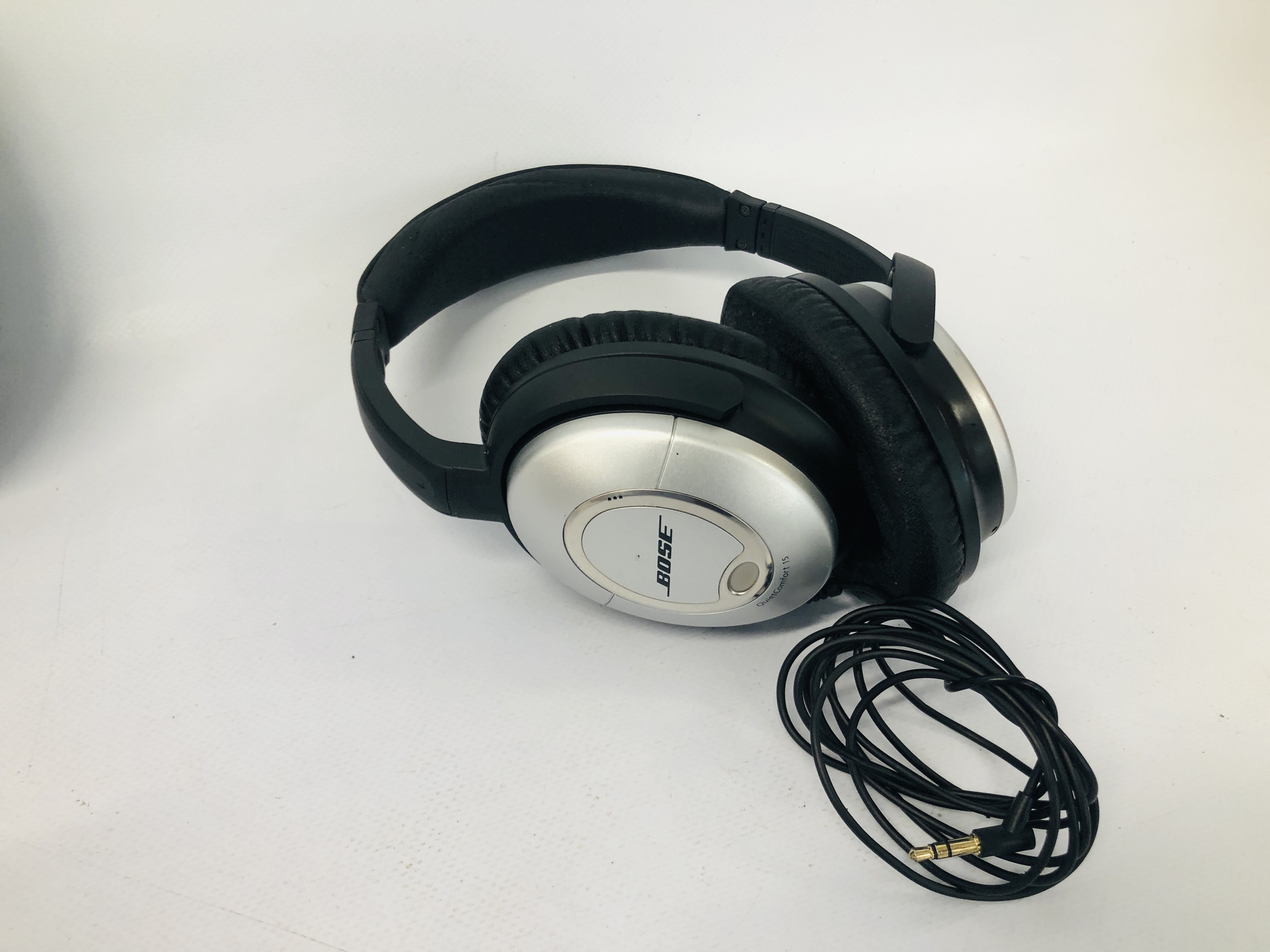 A PAIR OF BOSE QUIET COMFORT 15 HEADPHONES - SOLD AS SEEN - Bild 2 aus 5