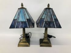 A PAIR OF TIFFANY STYLE TABLE / BEDSIDE LAMPS WITH BLUE LEADED GLASS SHADES - HEIGHT 40CM.