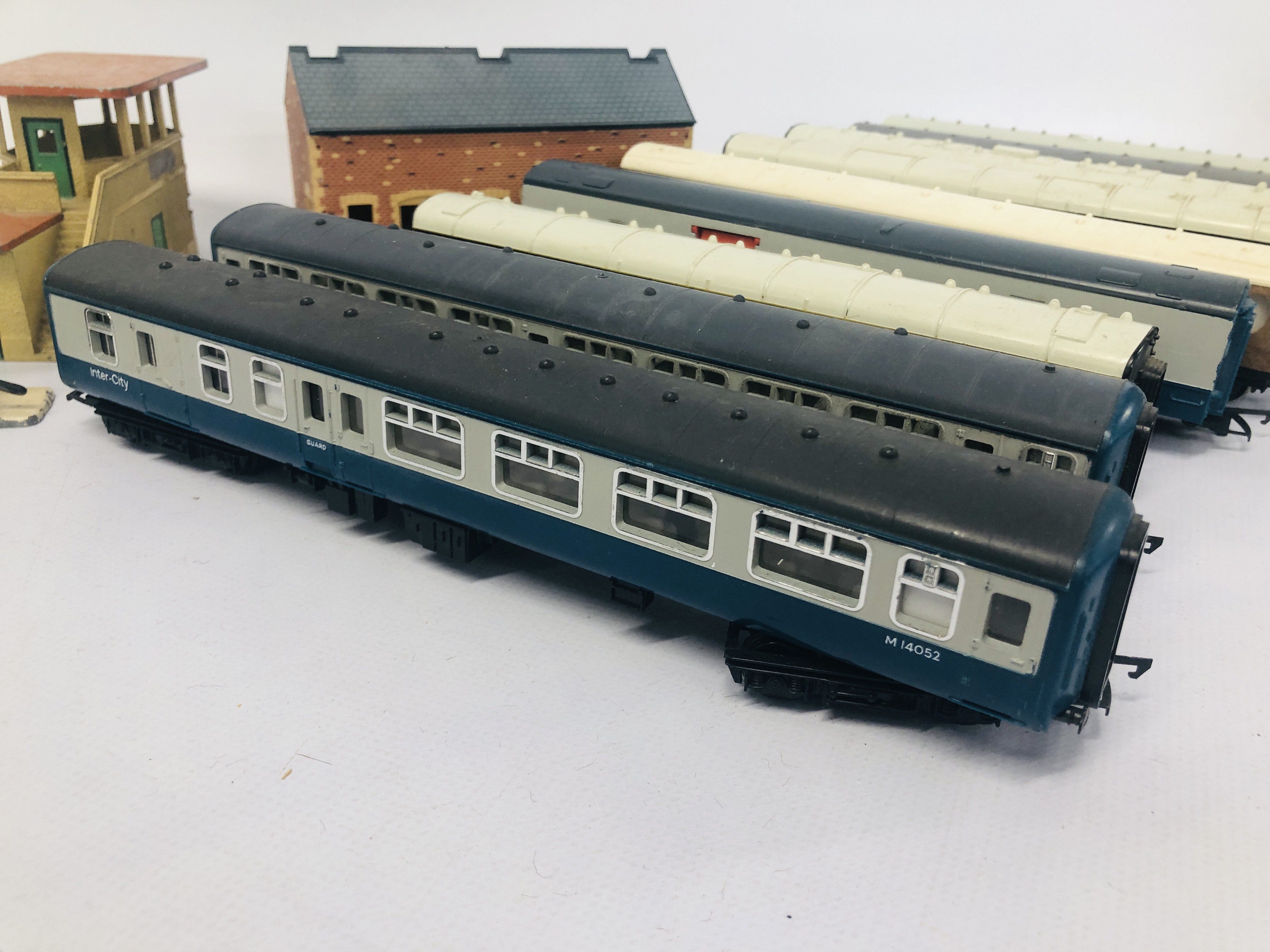 COLLECTION OF 10 HORNBY CARRIAGES TO INCLUDE FIRST CLASS ALONG WITH 4 X HORNBY SIGNALS, - Image 7 of 11