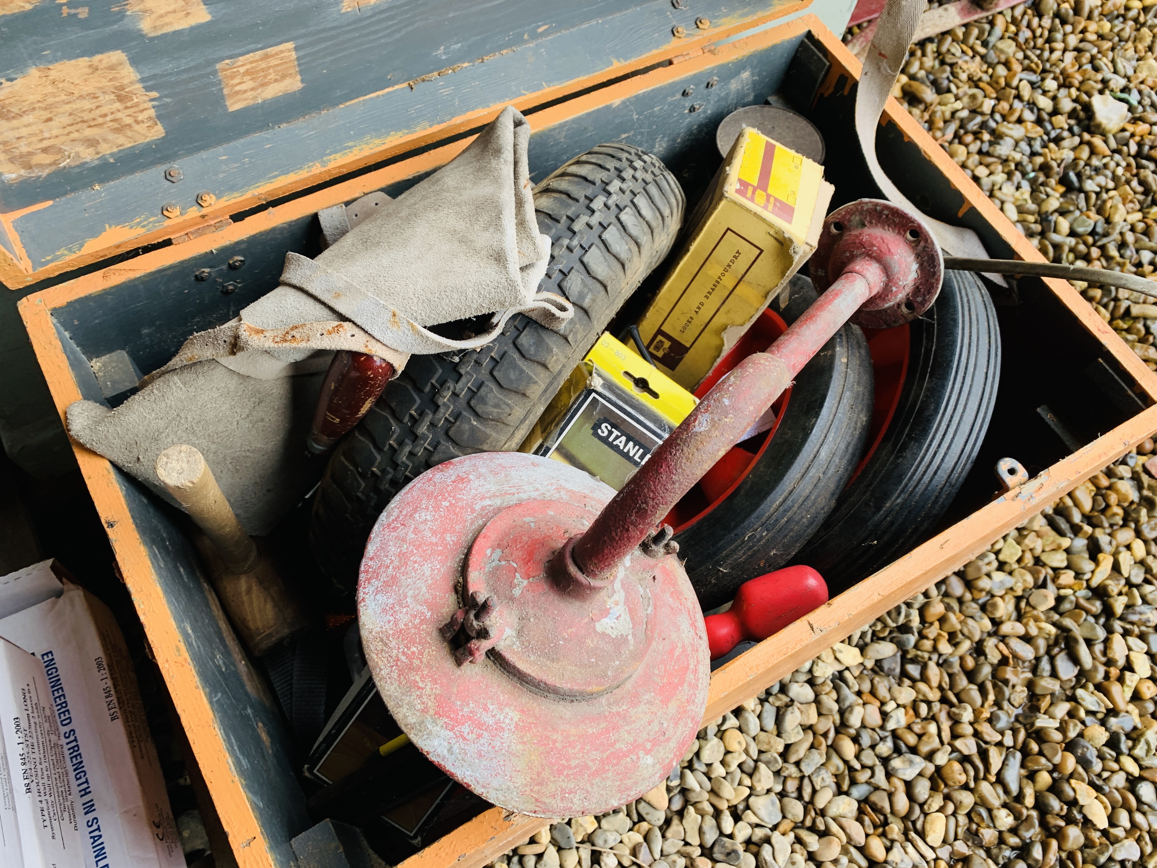 2 X VINTAGE TOOL CHESTS AND CONTENTS TO INCLUDE MISC. - Image 3 of 9