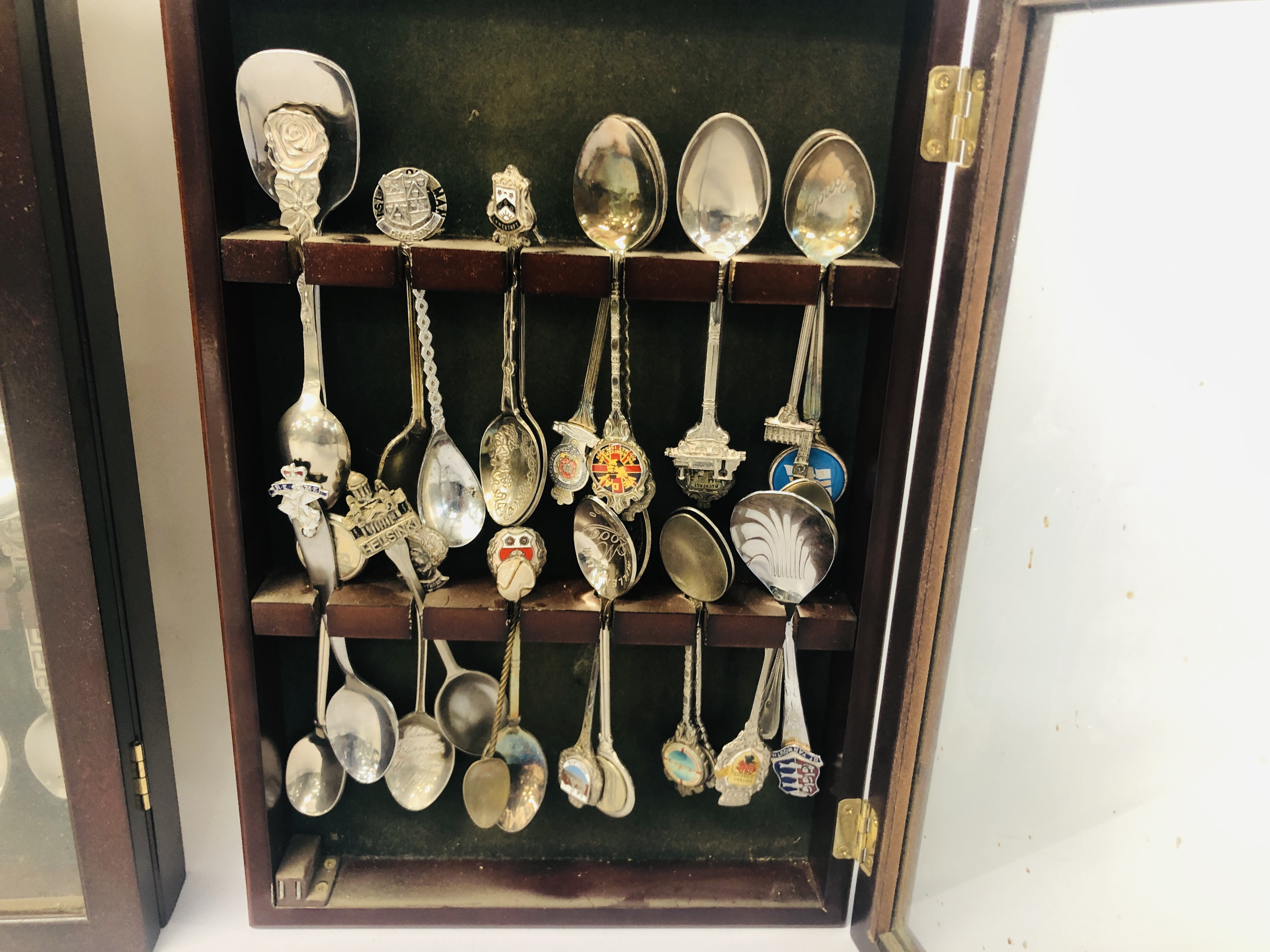 3 X COLLECTORS DISPLAY CASES CONTAINING A COLLECTION OF SOUVENIR SPOONS ALONG WITH A SILVER SPOON - Bild 5 aus 9