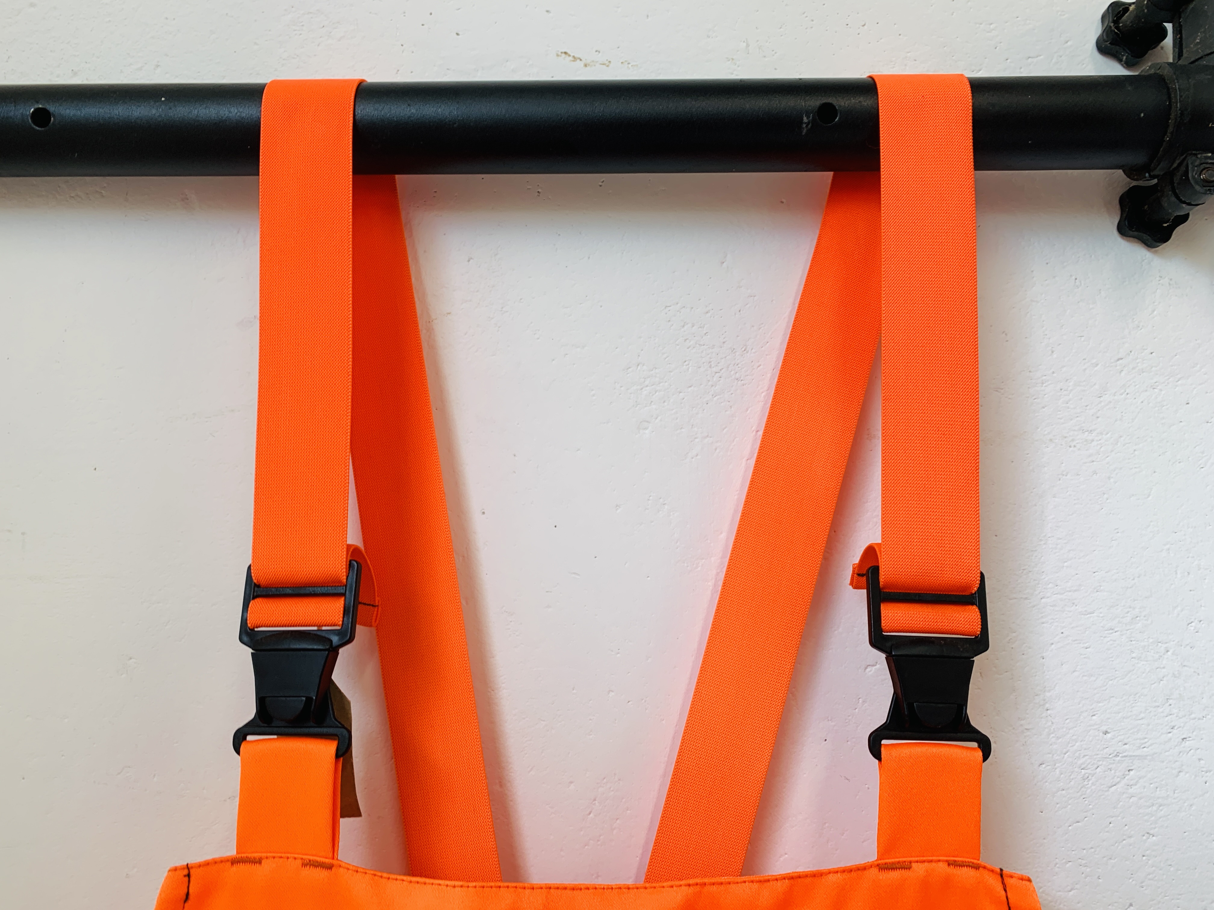 A KWF RED MOUNTAIN PROTECTIVE BIB & BRACE SET (CHAINSAW PROTECTION) - Image 3 of 7