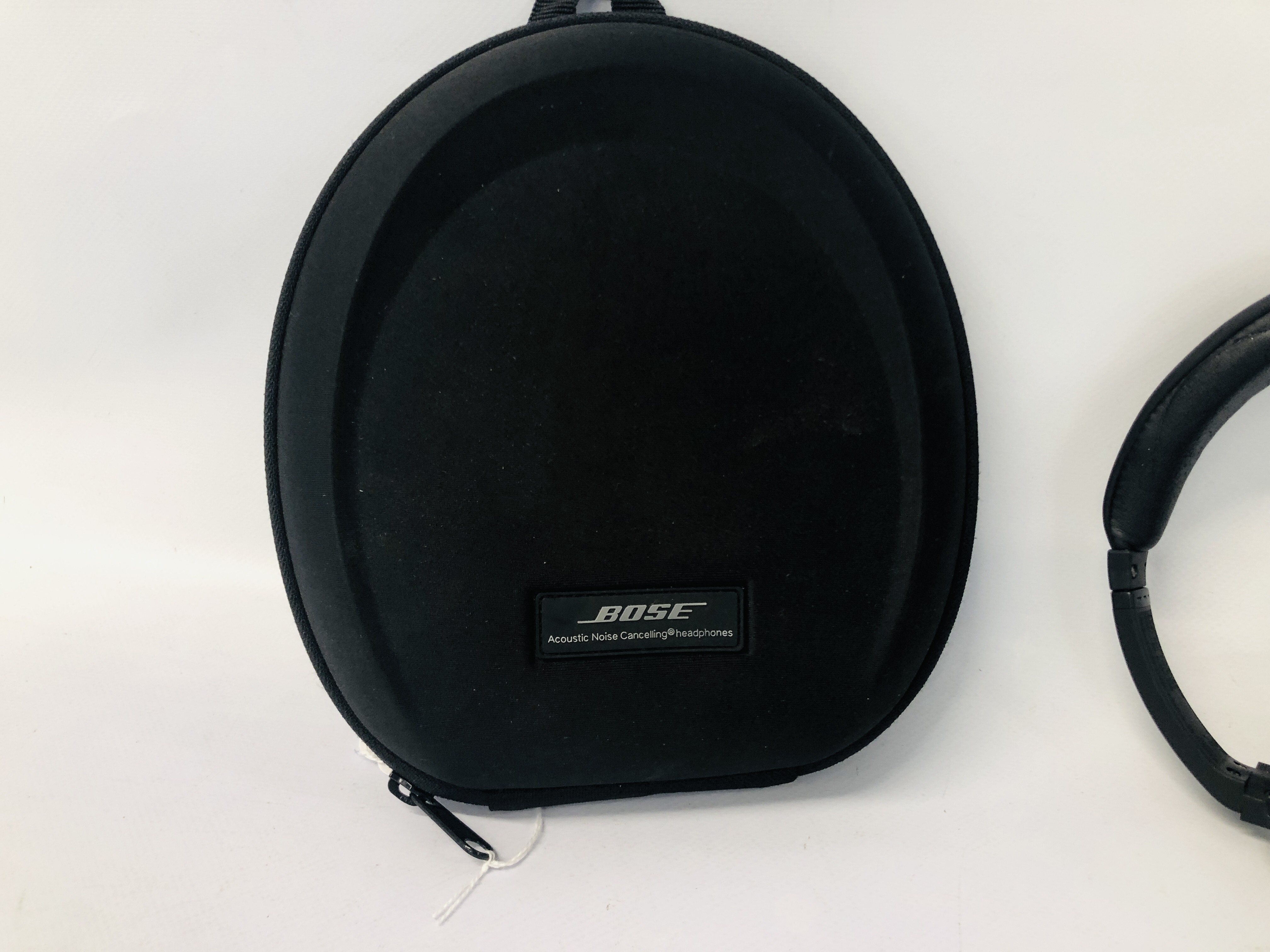 A PAIR OF BOSE QUIET COMFORT 15 HEADPHONES - SOLD AS SEEN - Image 5 of 5