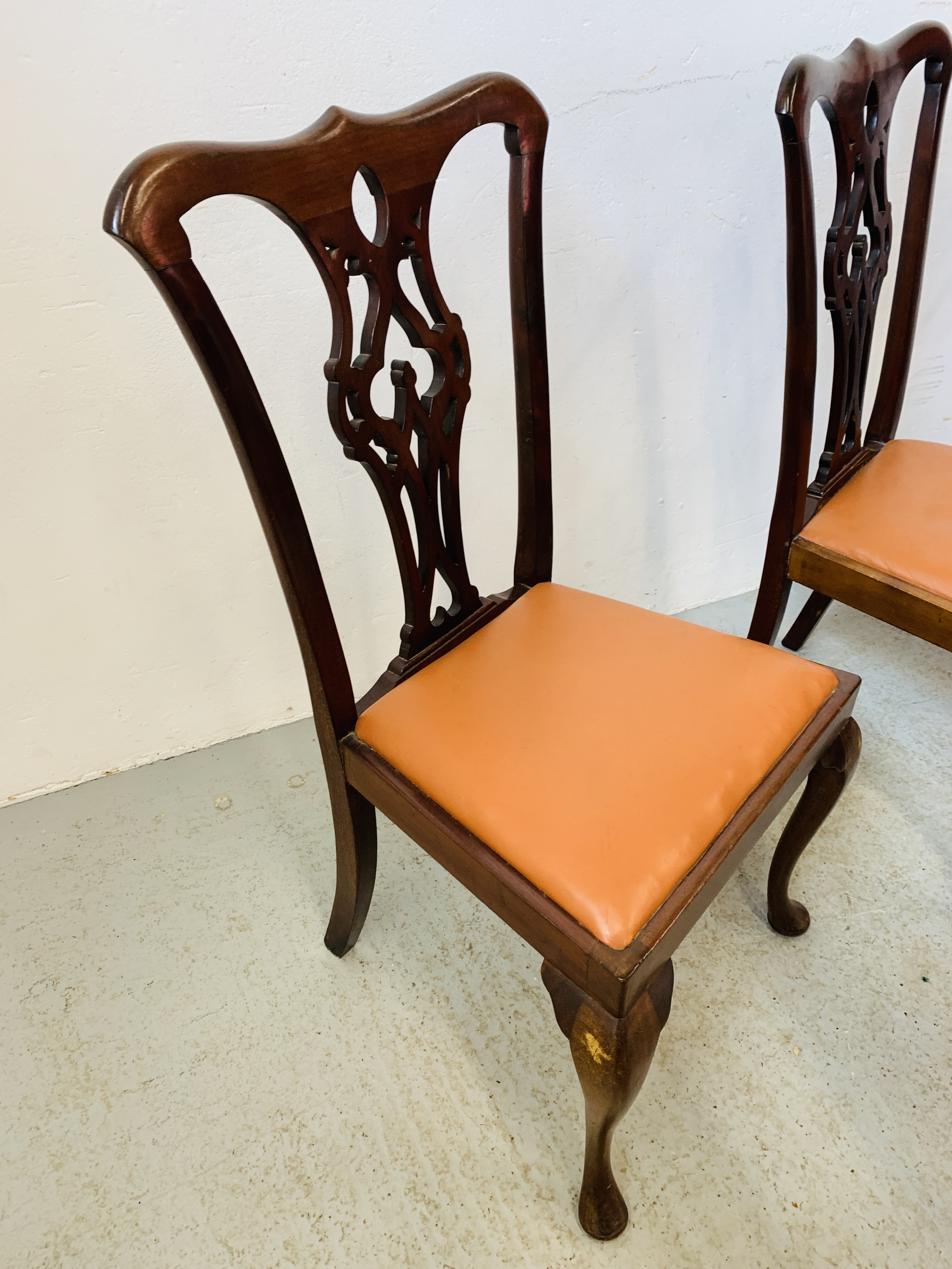 SET OF 6 MAHOGANY DINING CHAIRS (4 SIDE, 2 CARVER) WITH LEATHERETTE DROP IN SEATS, QUEEN ANN LEG, - Image 7 of 8