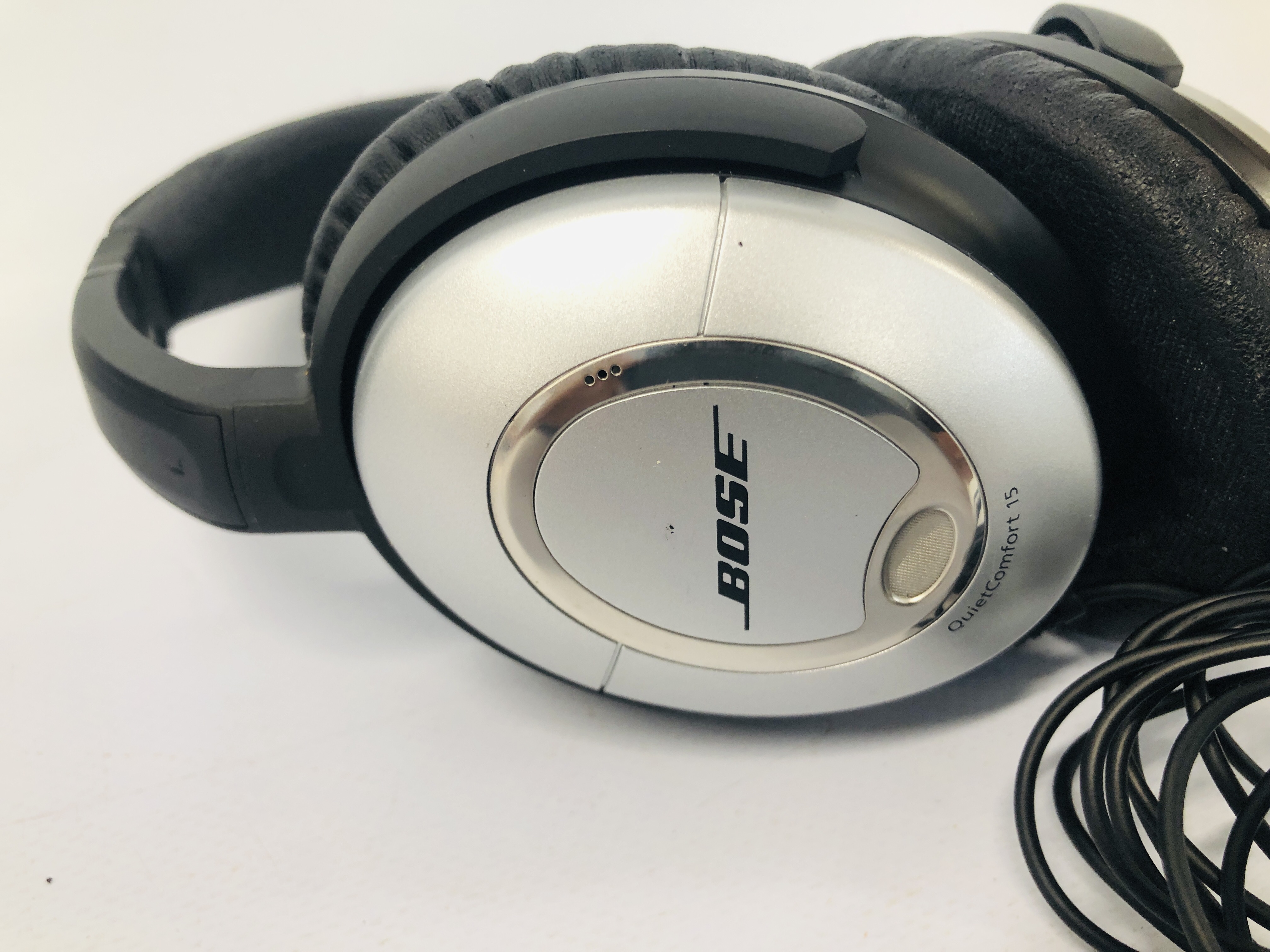 A PAIR OF BOSE QUIET COMFORT 15 HEADPHONES - SOLD AS SEEN - Bild 3 aus 5