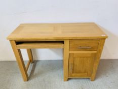 A MODERN OAK FINISH SINGLE DOOR SINGLE DRAWER COMPUTER DESK