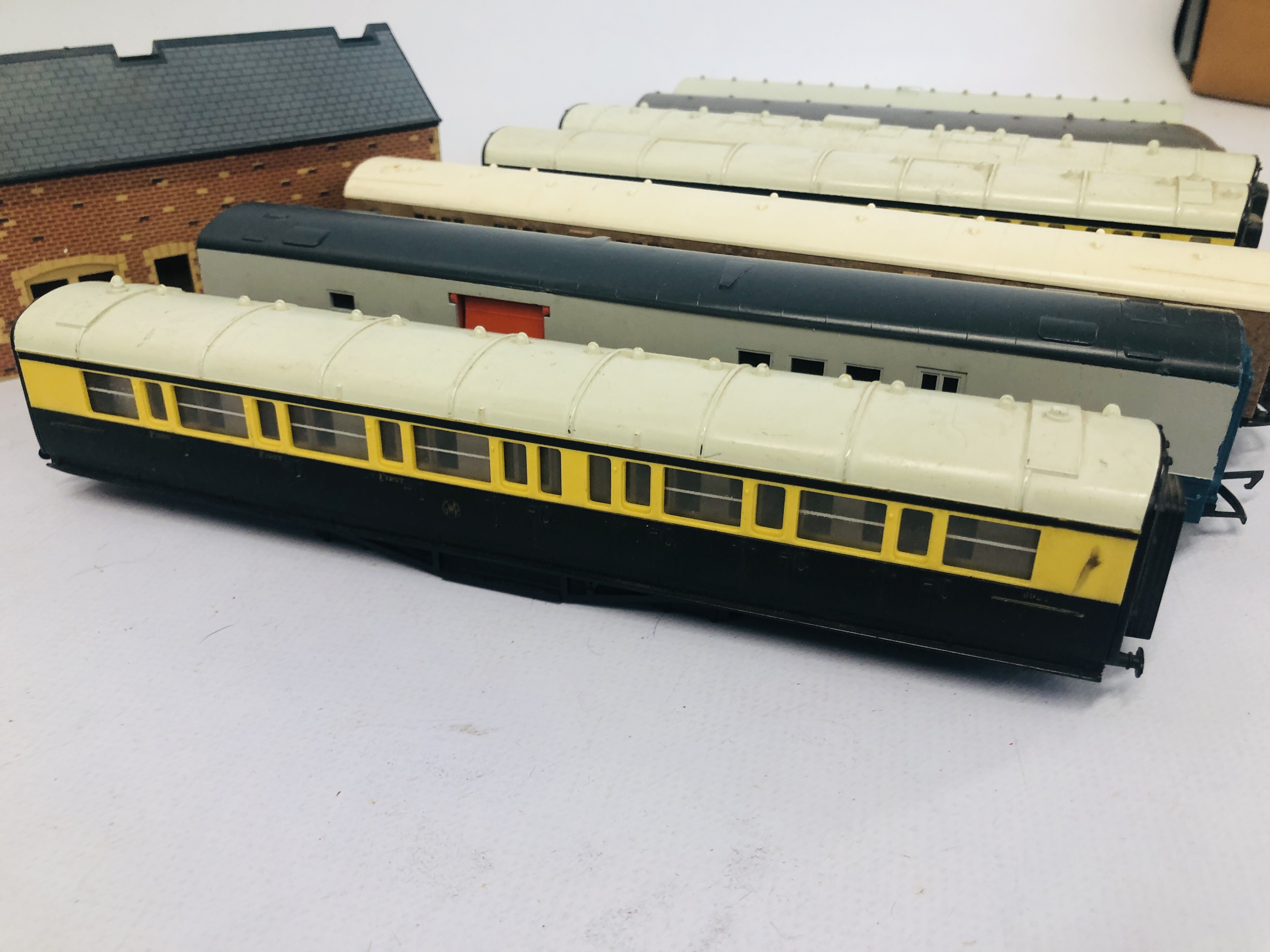 COLLECTION OF 10 HORNBY CARRIAGES TO INCLUDE FIRST CLASS ALONG WITH 4 X HORNBY SIGNALS, - Image 8 of 11