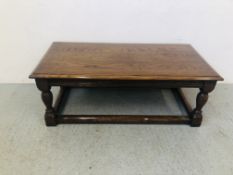 A GOOD QUALITY SOLID OAK RECTANGULAR COFFEE TABLE, LENGTH 107CM, WIDTH 54CM,