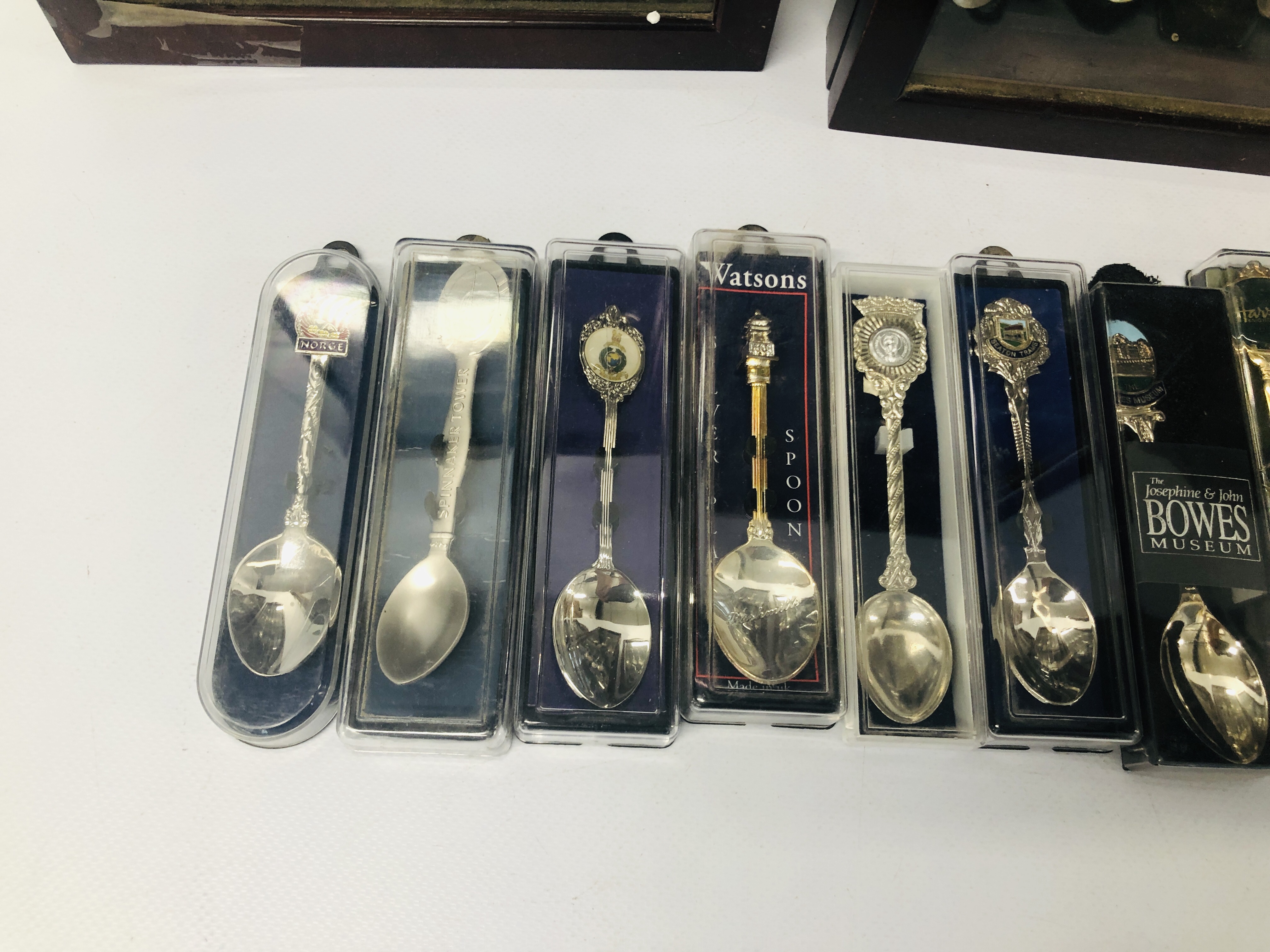 3 X COLLECTORS DISPLAY CASES CONTAINING A COLLECTION OF SOUVENIR SPOONS ALONG WITH A SILVER SPOON - Bild 4 aus 9