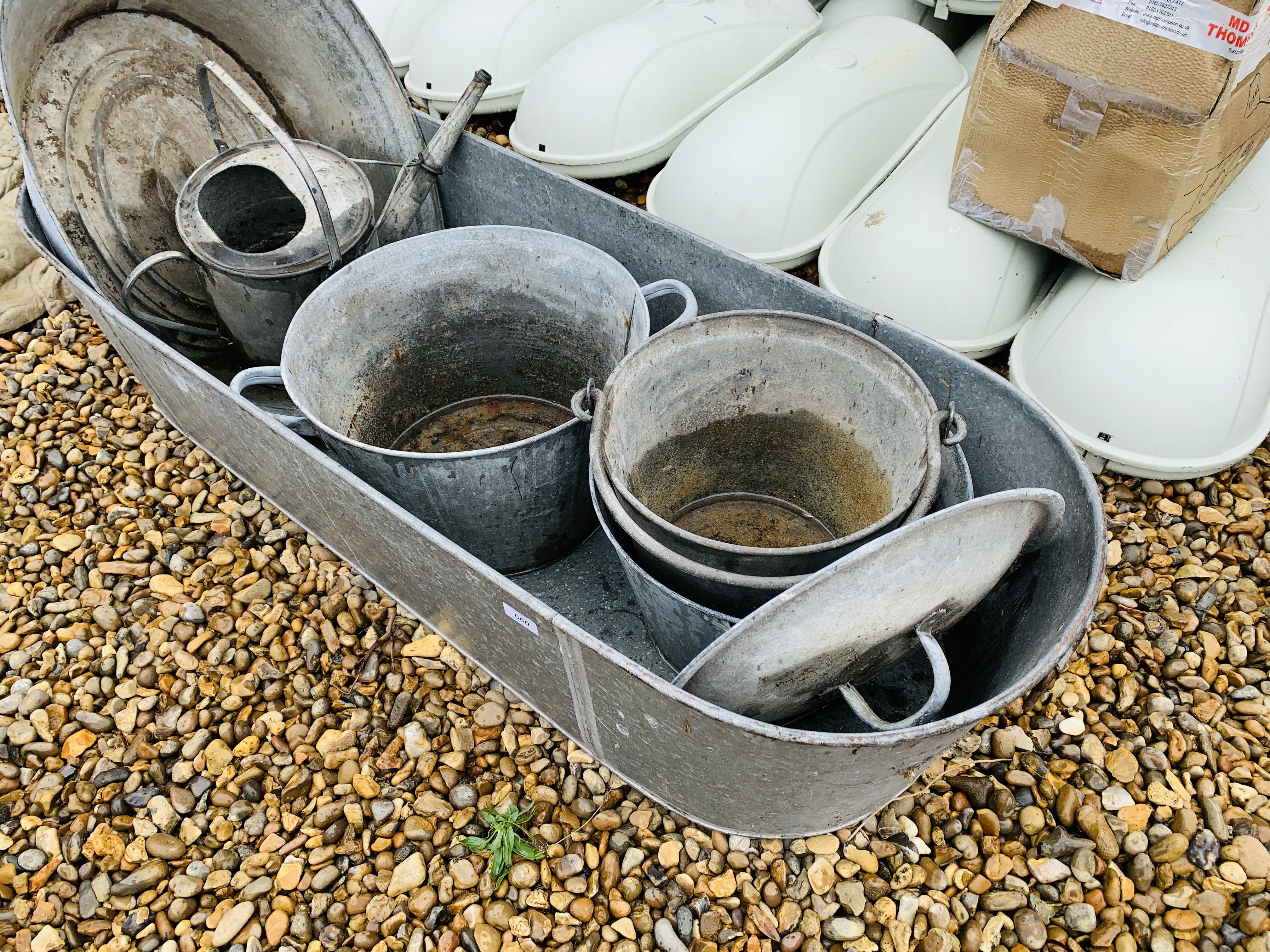 A VINTAGE GALVANISED TIN BATH, GALVANISED WATERING CAN, - Image 2 of 3