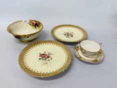 PAIR OF ROYAL WORCESTER WALL PLATES WITH FLOWER DECORATION,