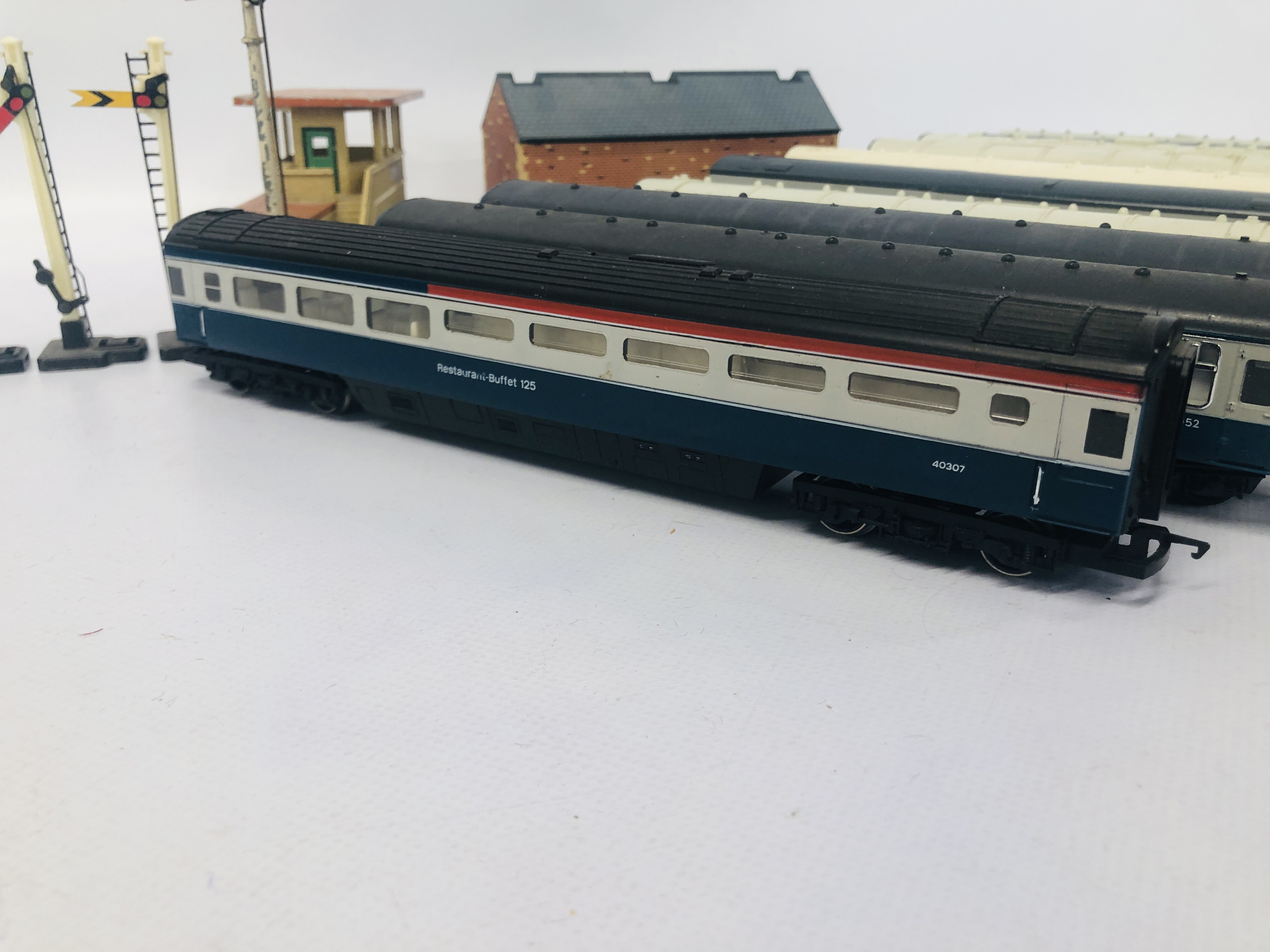 COLLECTION OF 10 HORNBY CARRIAGES TO INCLUDE FIRST CLASS ALONG WITH 4 X HORNBY SIGNALS, - Image 6 of 11