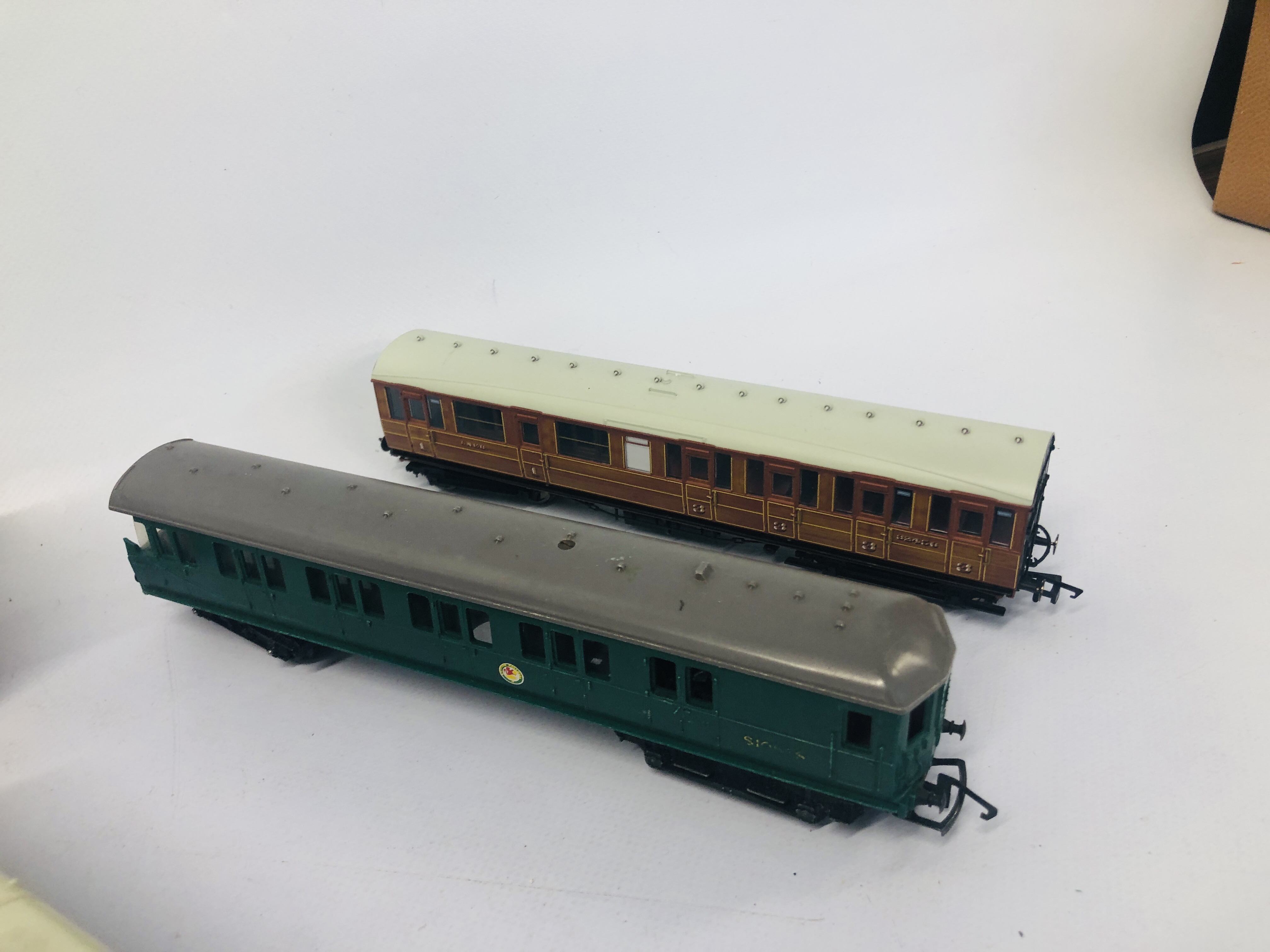 COLLECTION OF 10 HORNBY CARRIAGES TO INCLUDE FIRST CLASS ALONG WITH 4 X HORNBY SIGNALS, - Image 11 of 11