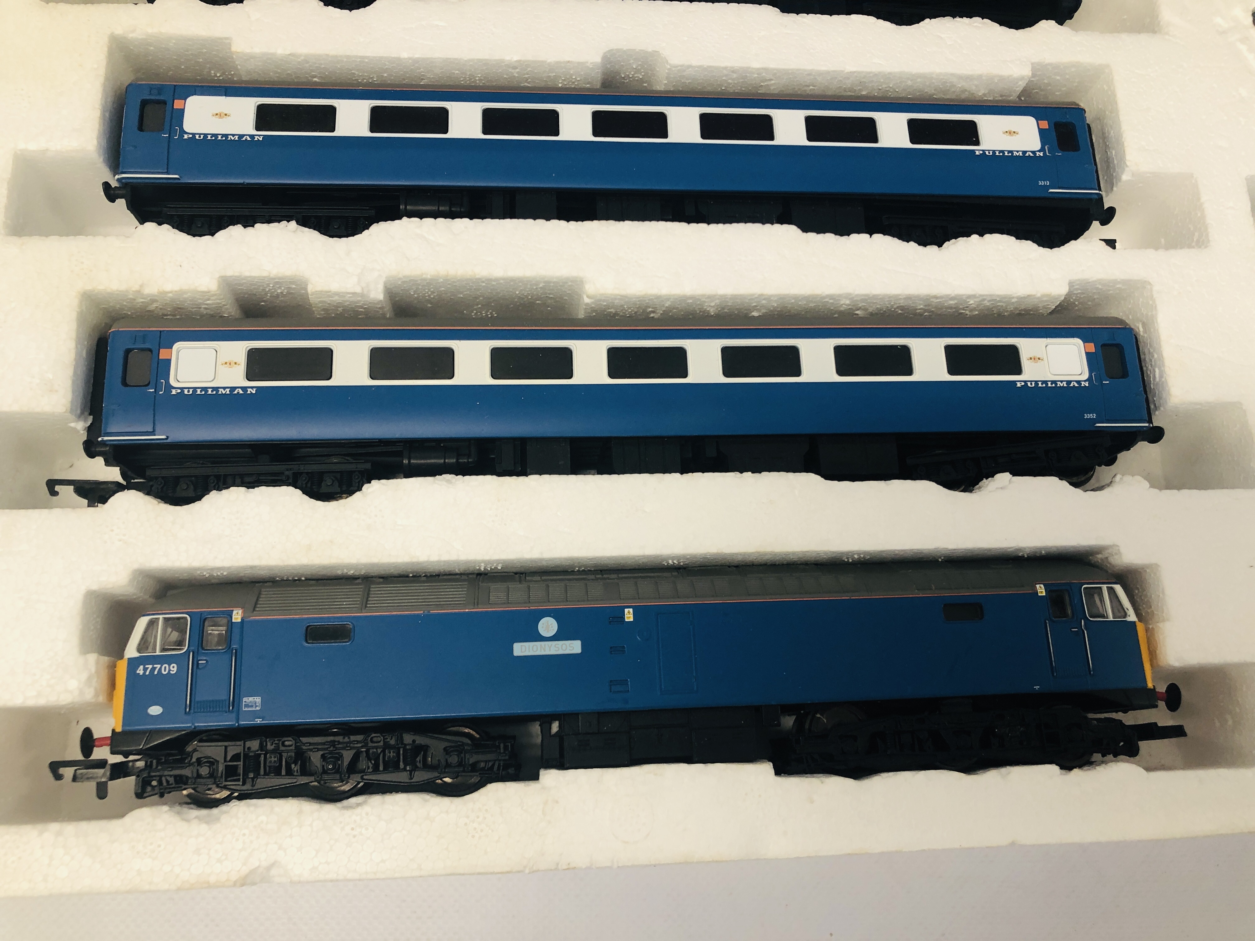 HORNBY "THE BLUE PULLMAN" 00 GAUGE R1093 ELECTRIC TRAIN SET BOXED - SOLD AS SEEN - Image 3 of 7