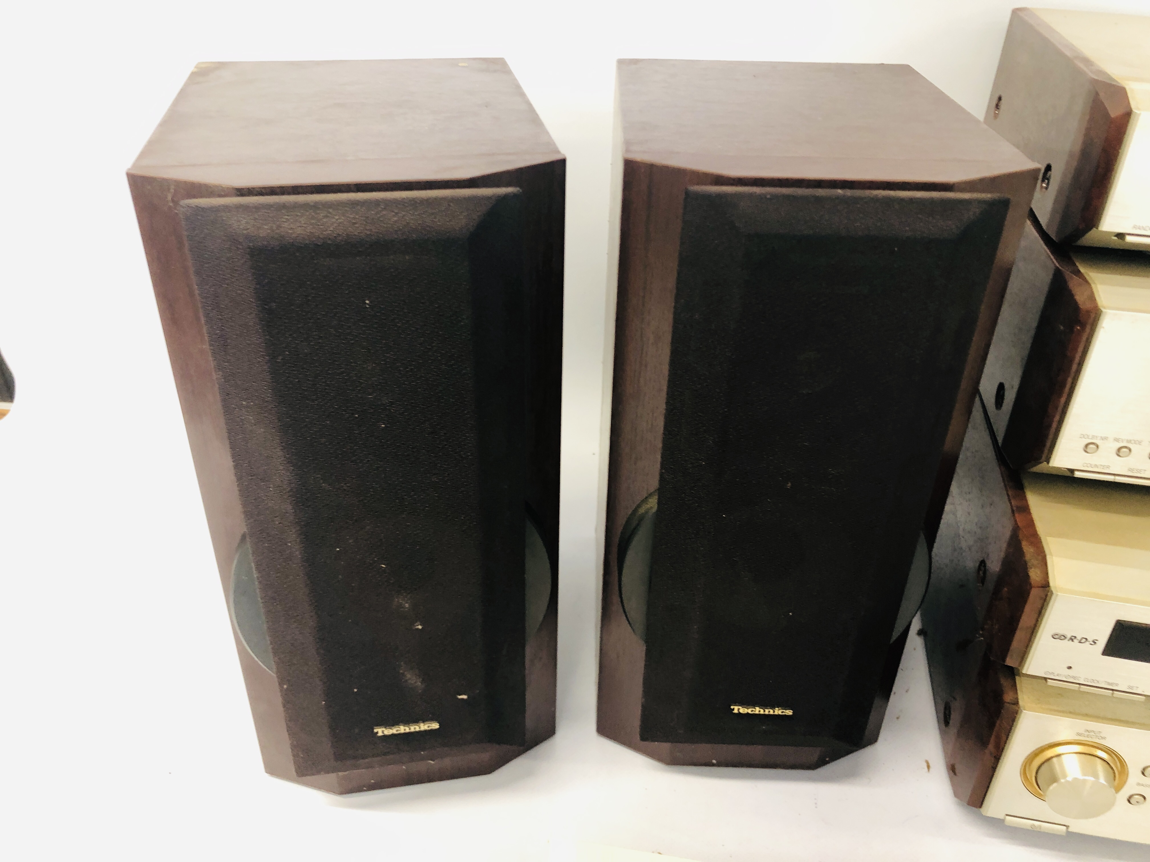 A TECHNICS STACKING HIFI AND SPEAKERS - SOLD AS SEEN - Bild 5 aus 6