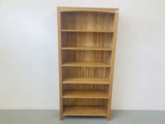 A MODERN 6 TIER OAK BOOKSHELF - 85CM X 180CM X 29CM.