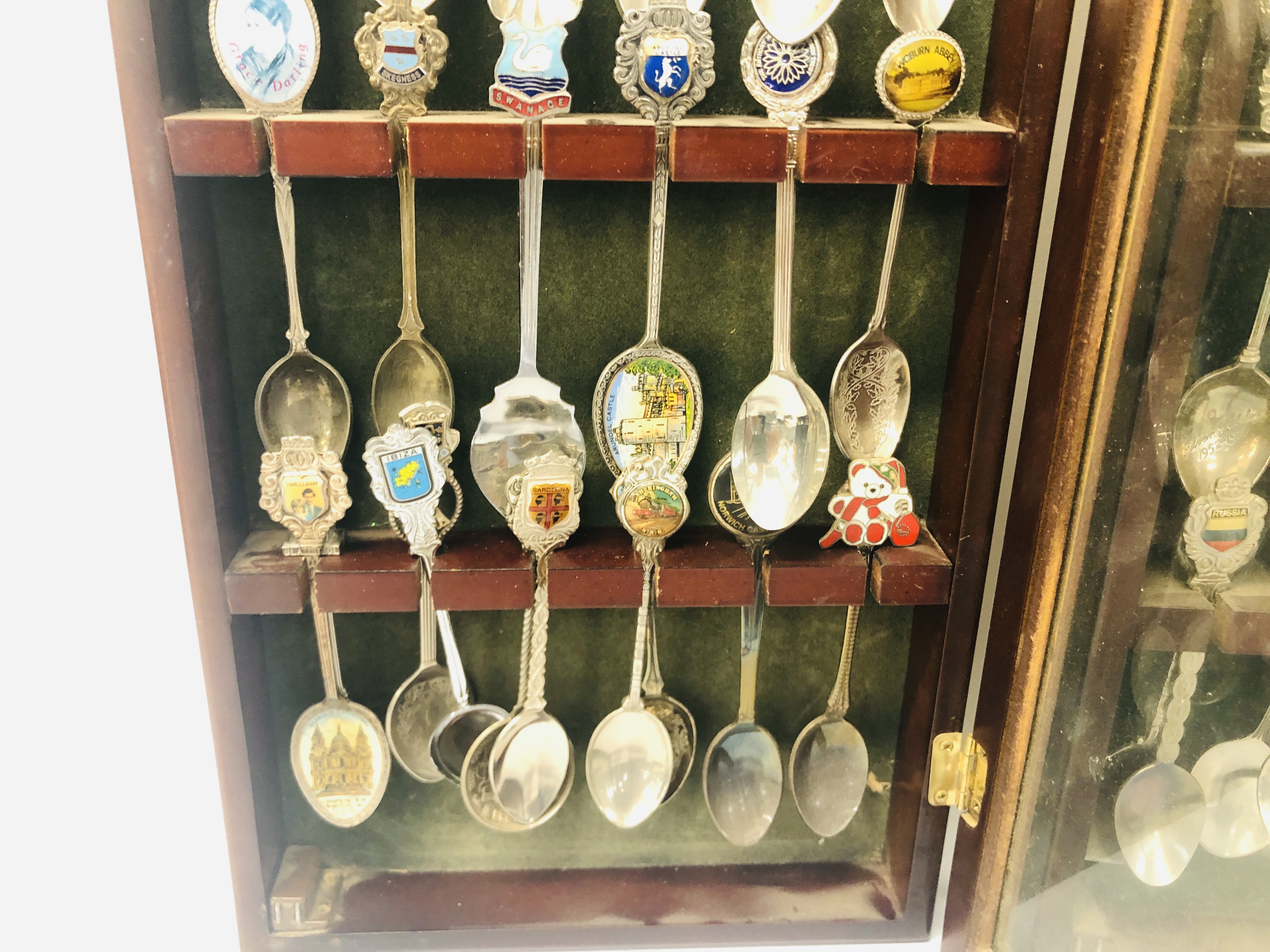 3 X COLLECTORS DISPLAY CASES CONTAINING A COLLECTION OF SOUVENIR SPOONS ALONG WITH A SILVER SPOON - Bild 9 aus 9