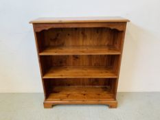 A MODERN HONEY PINE 3 TIER BOOK SHELF, WIDTH 93CM, DEPTH 31CM,