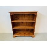 A MODERN HONEY PINE 3 TIER BOOK SHELF, WIDTH 93CM, DEPTH 31CM,