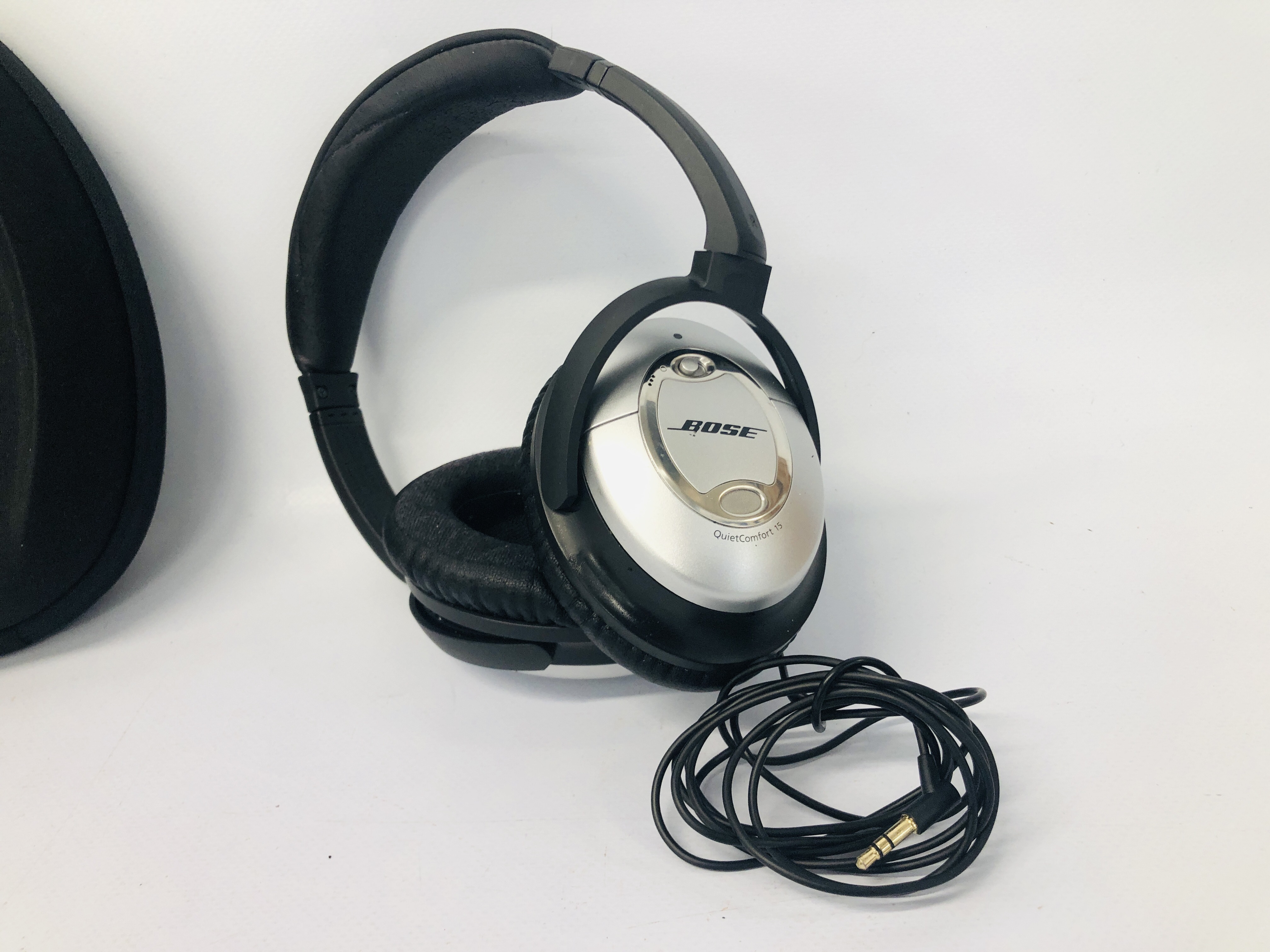 A PAIR OF BOSE QUIET COMFORT 15 HEADPHONES - SOLD AS SEEN - Image 4 of 5