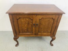 A QUALITY OAK 2 DOOR CABINET ON QUEEN ANNE STYLE LEG, WIDTH 77CM, DEPTH 41CM,