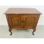 A QUALITY OAK 2 DOOR CABINET ON QUEEN ANNE STYLE LEG, WIDTH 77CM, DEPTH 41CM,