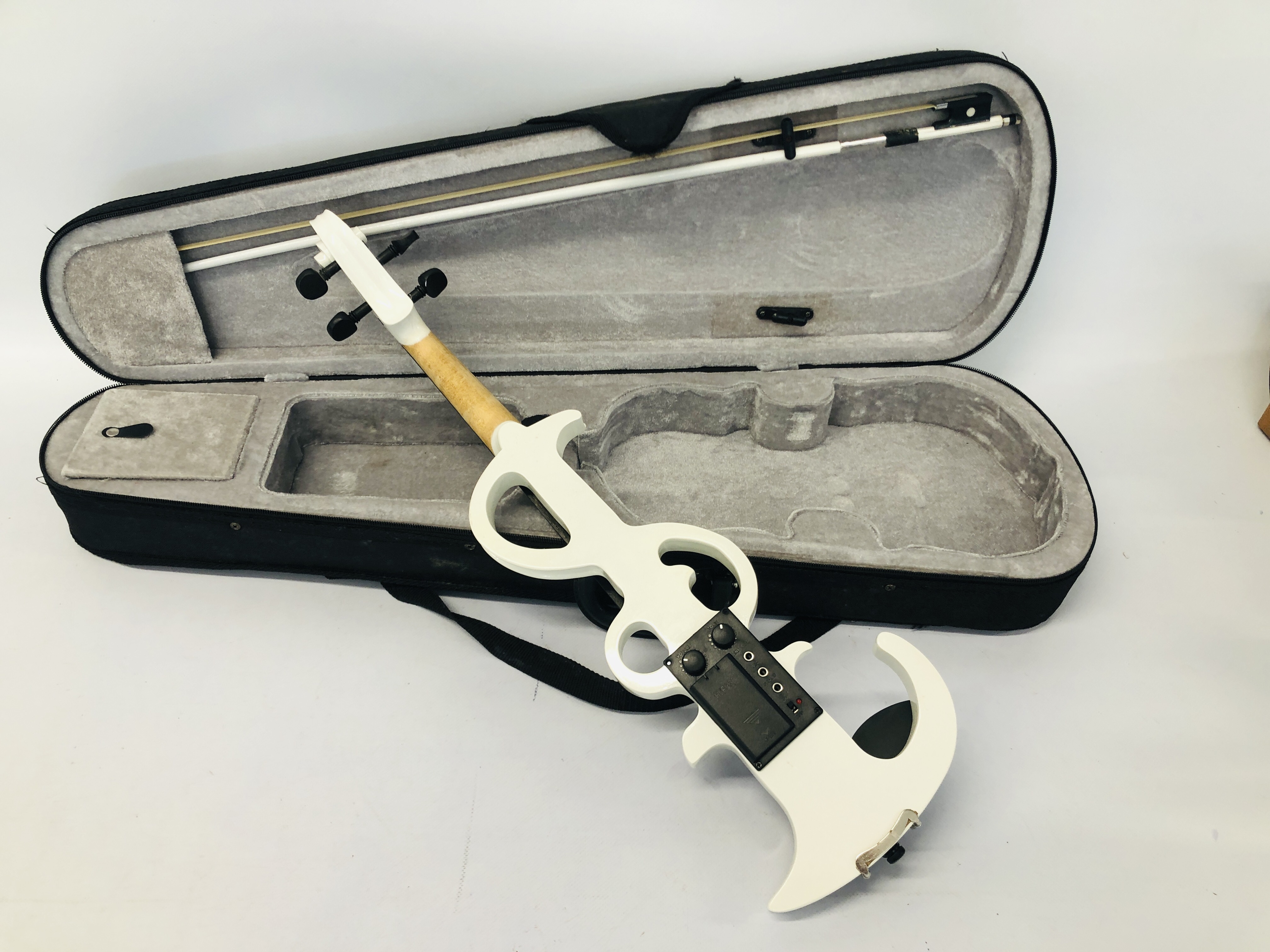 MODERN ELECTRIC VIOLIN IN FITTED CASE - SOLD AS SEEN - Bild 5 aus 8