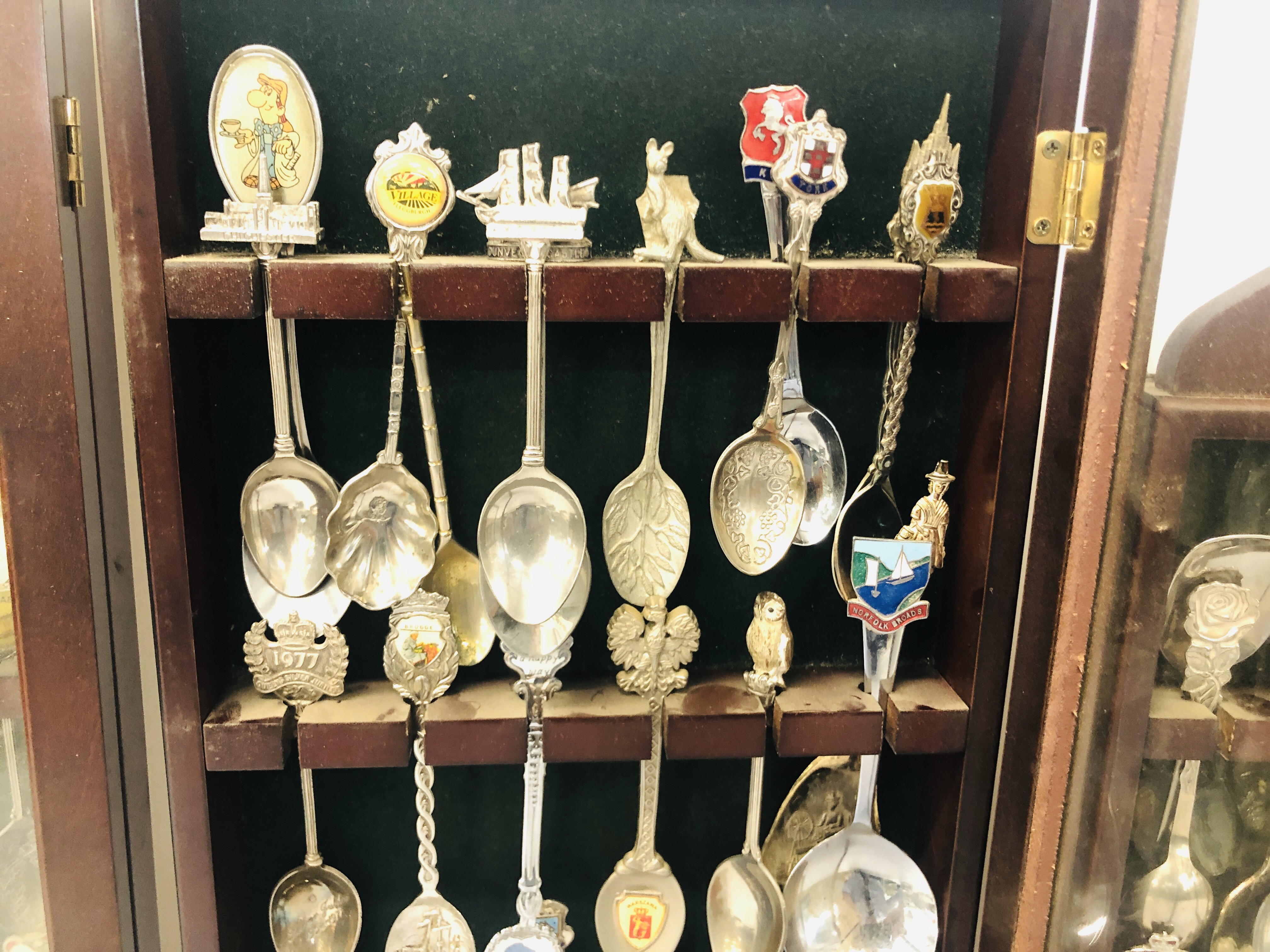 3 X COLLECTORS DISPLAY CASES CONTAINING A COLLECTION OF SOUVENIR SPOONS ALONG WITH A SILVER SPOON - Bild 6 aus 9