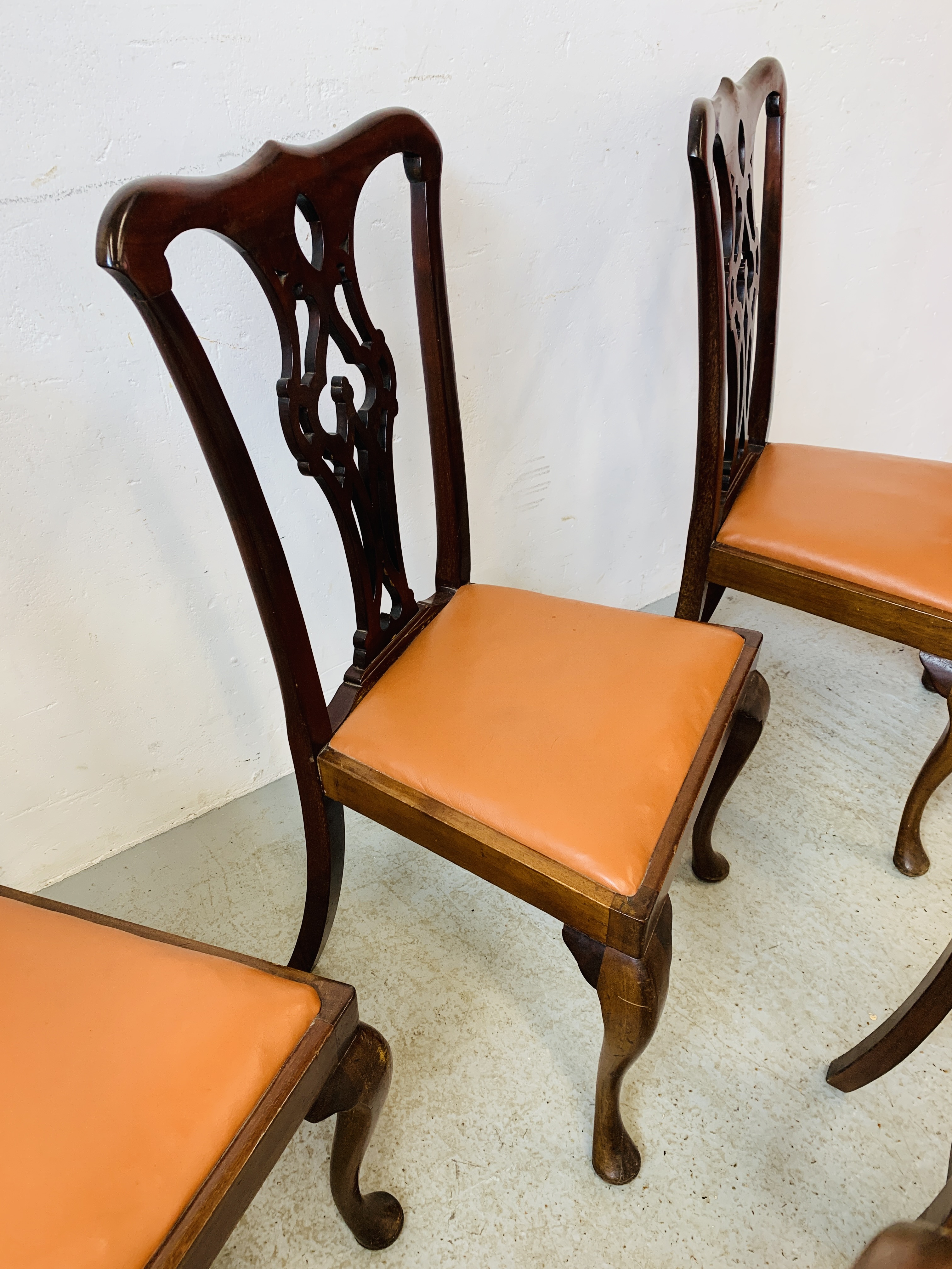 SET OF 6 MAHOGANY DINING CHAIRS (4 SIDE, 2 CARVER) WITH LEATHERETTE DROP IN SEATS, QUEEN ANN LEG, - Image 8 of 8