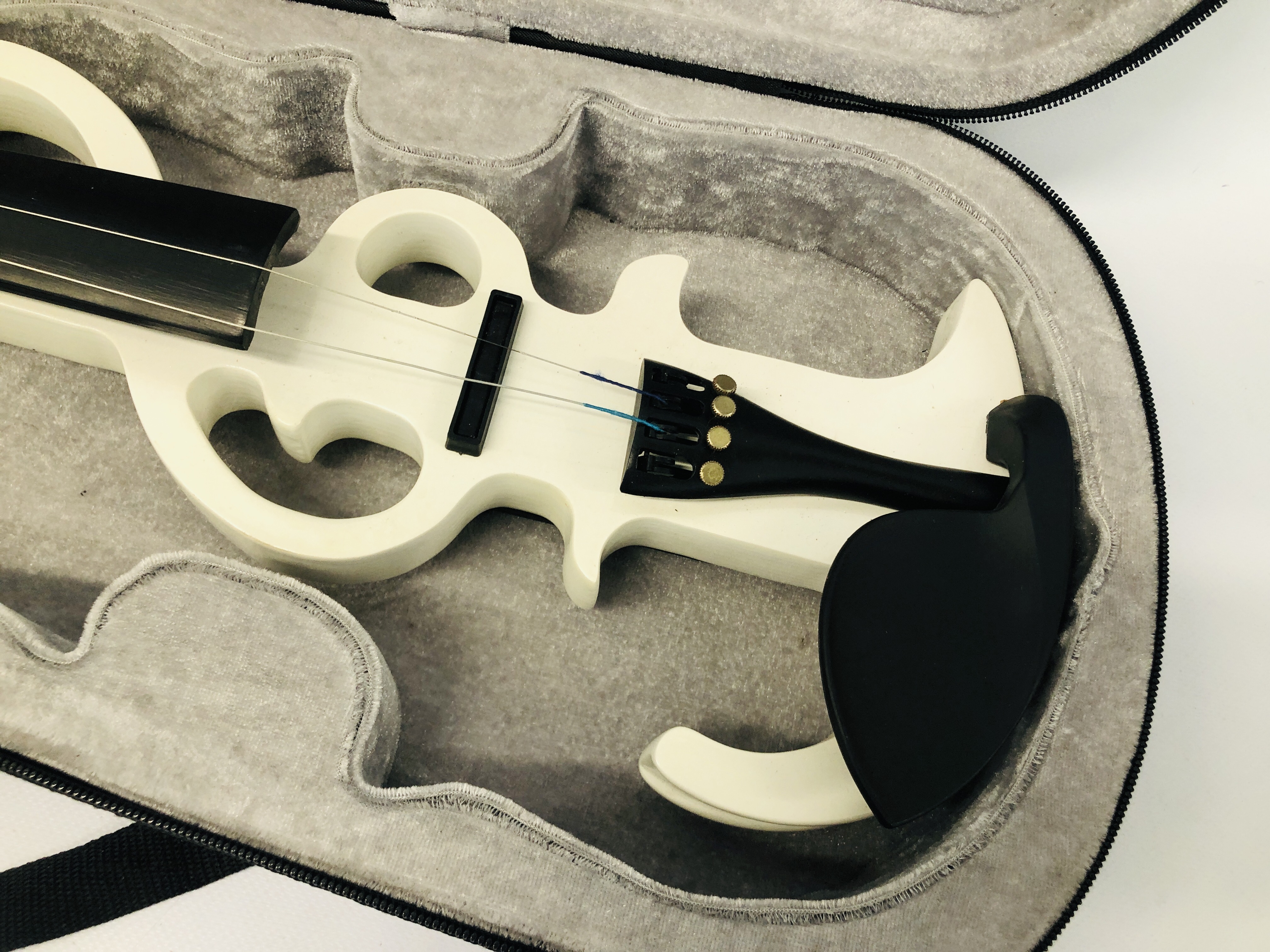 MODERN ELECTRIC VIOLIN IN FITTED CASE - SOLD AS SEEN - Bild 2 aus 8