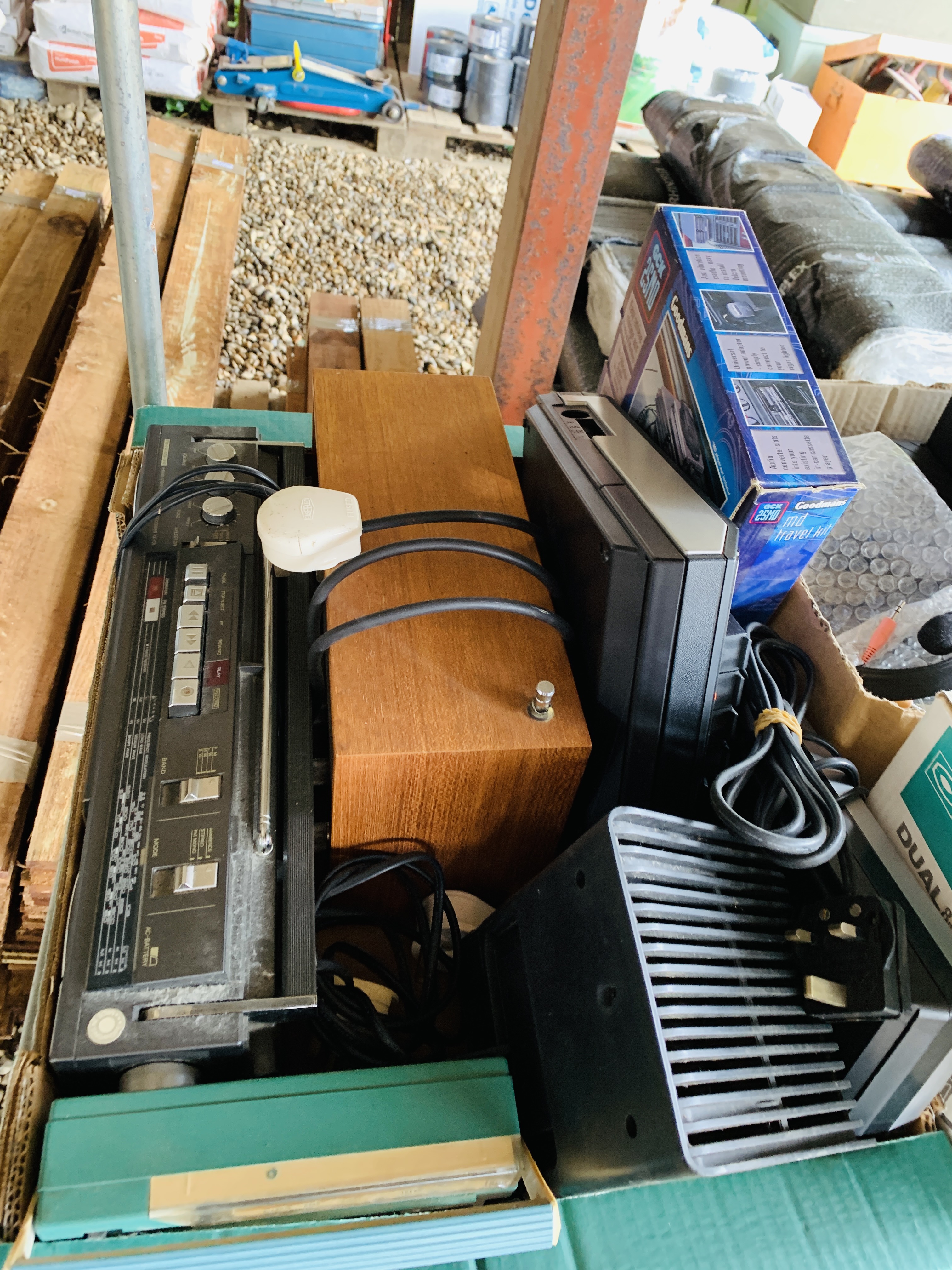 COLLECTION OF MIXED VINTAGE RADIO'S AND CASSETTE PLAYERS + CASSETTES, RECORDS, MOVIE PROJECTORS, - Bild 2 aus 9