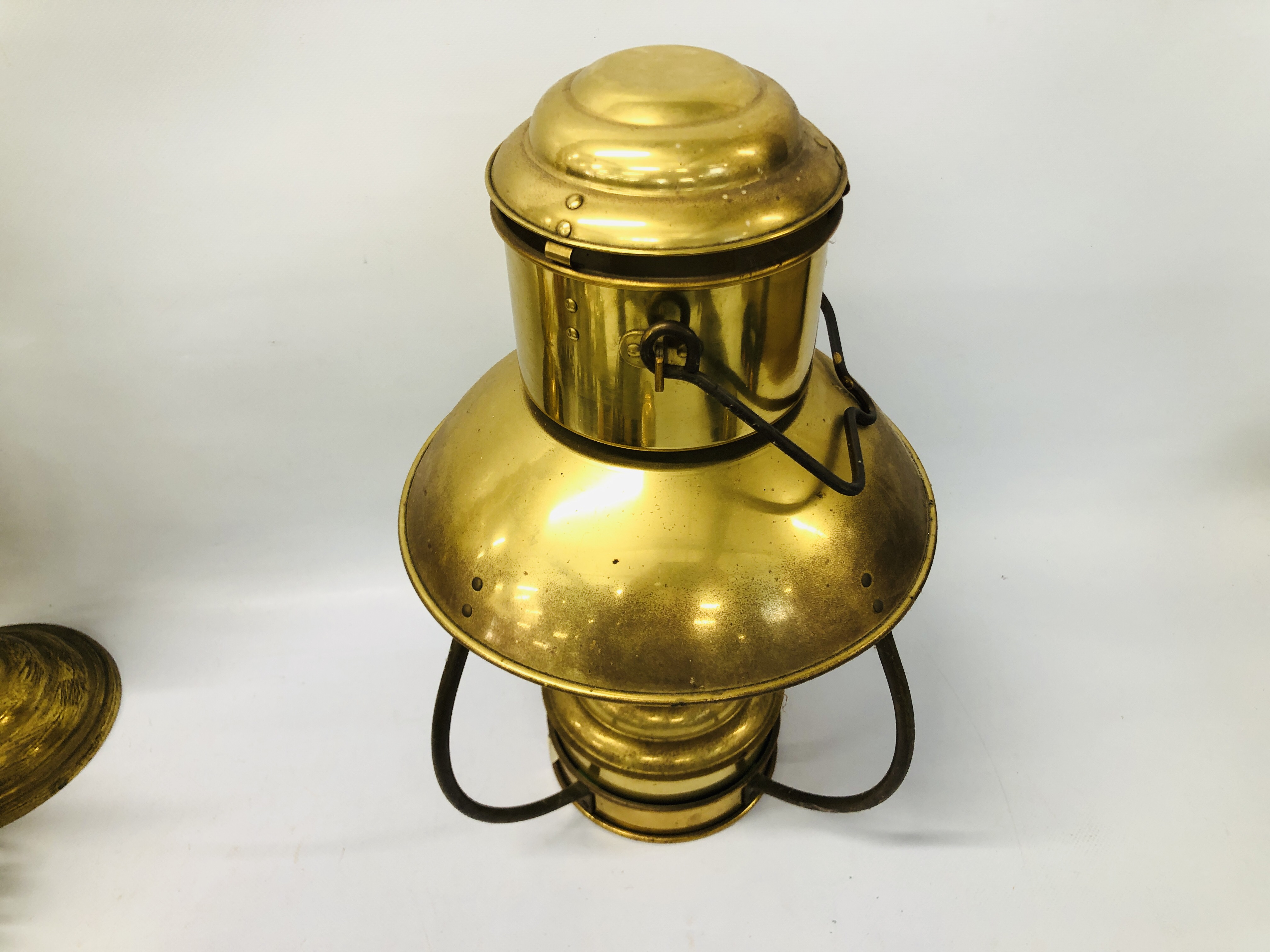 MIXED BRASS AND COPPER TO INCLUDE OIL LAMPS, LAMPS, STOVE, TRIVET, WATERING CAN, SCALES, CUPS, - Image 11 of 27