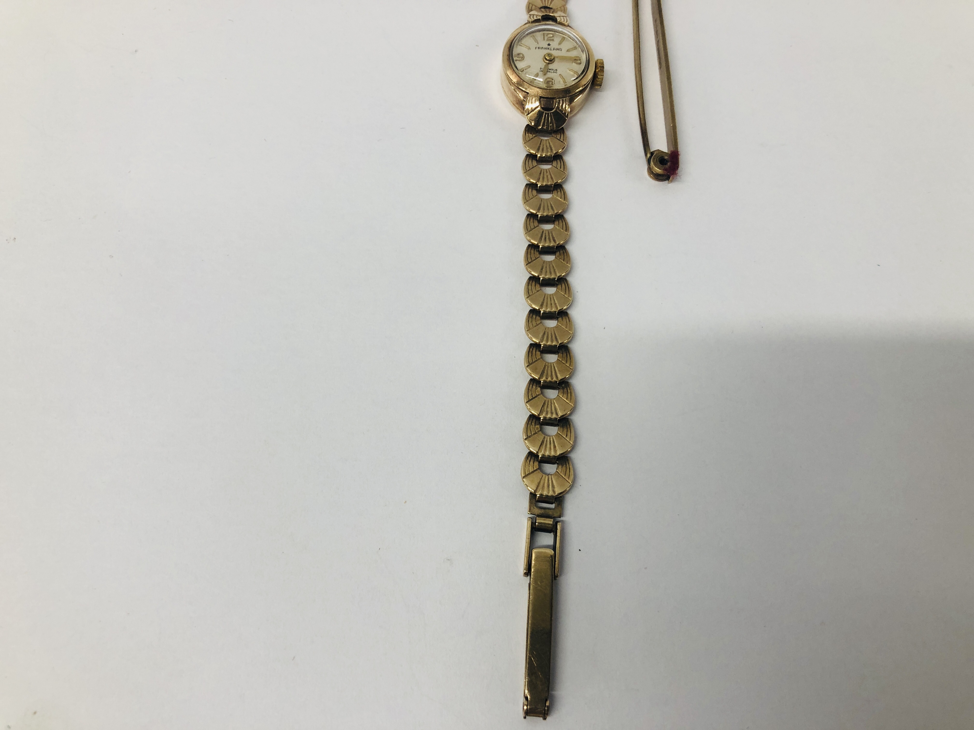 A LADIES 9CT GOLD CASED FRANKLAND WRIST WATCH ON 9CT GOLD BRACELET STRAP ALONG WITH A 9CT GOLD BAR - Image 11 of 14
