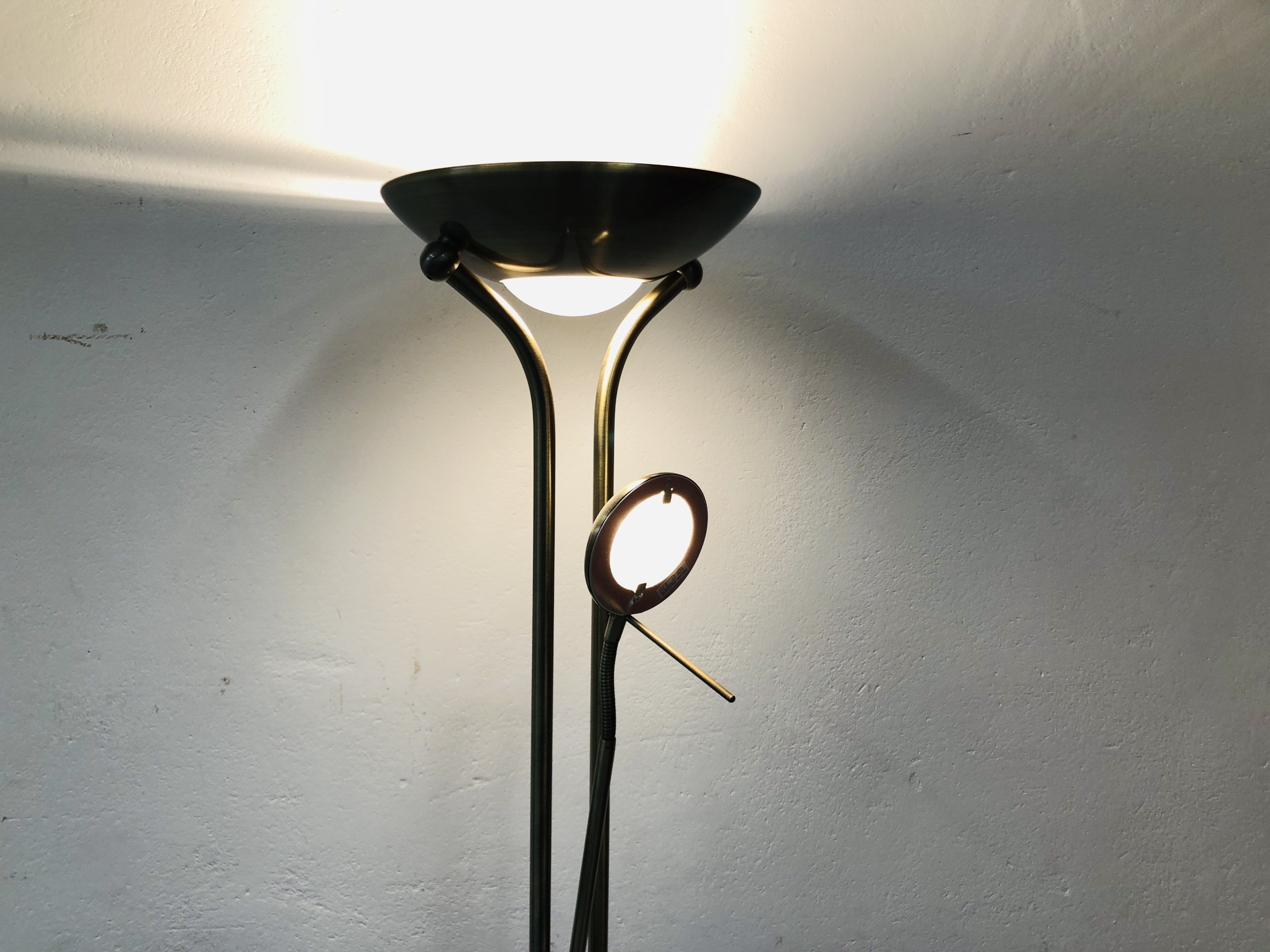 A MODERN BRASS FINISH UPLIGHTER WITH ADJUSTABLE READING LAMP - SOLD AS SEEN - Image 7 of 8