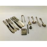 A COLLECTION OF SILVER AND WHITE METAL TO INCLUDE SPOONS, VESTA CASE A/F, THIMBLE,