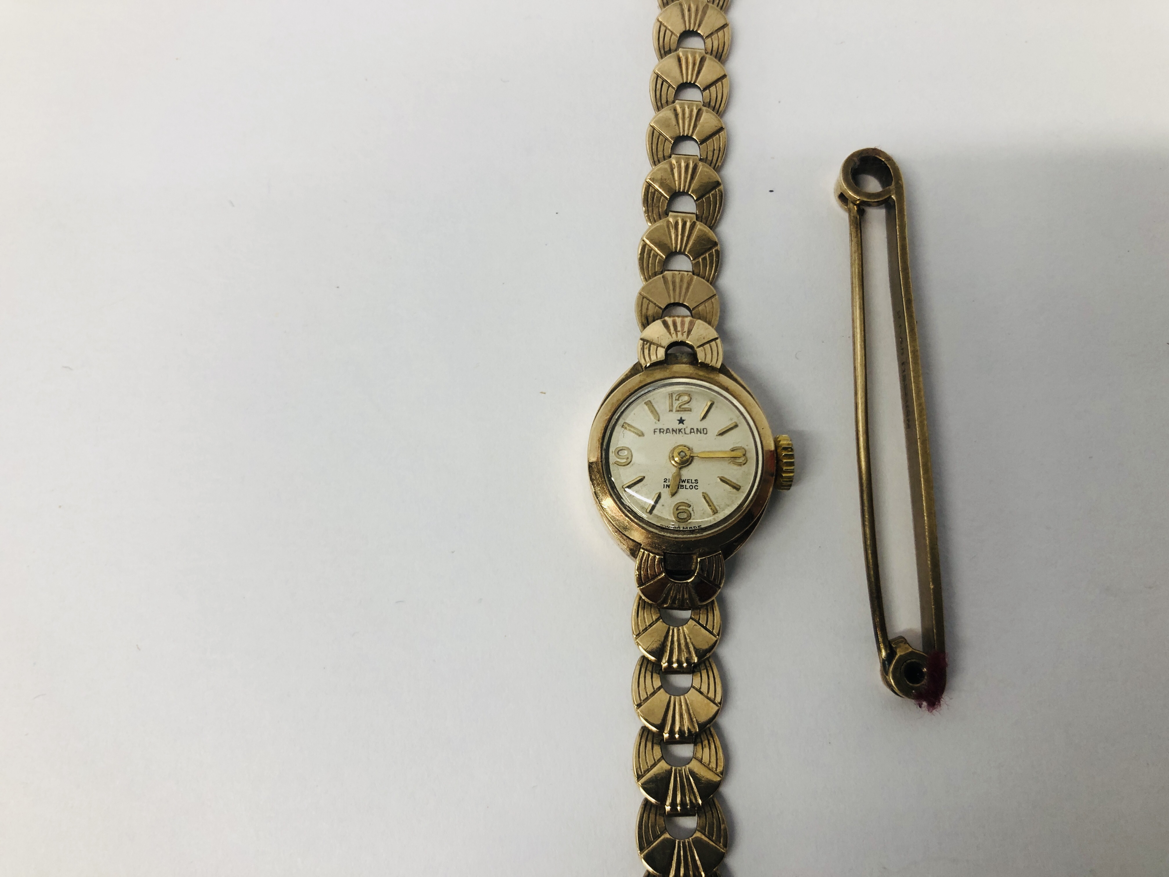A LADIES 9CT GOLD CASED FRANKLAND WRIST WATCH ON 9CT GOLD BRACELET STRAP ALONG WITH A 9CT GOLD BAR - Image 2 of 14