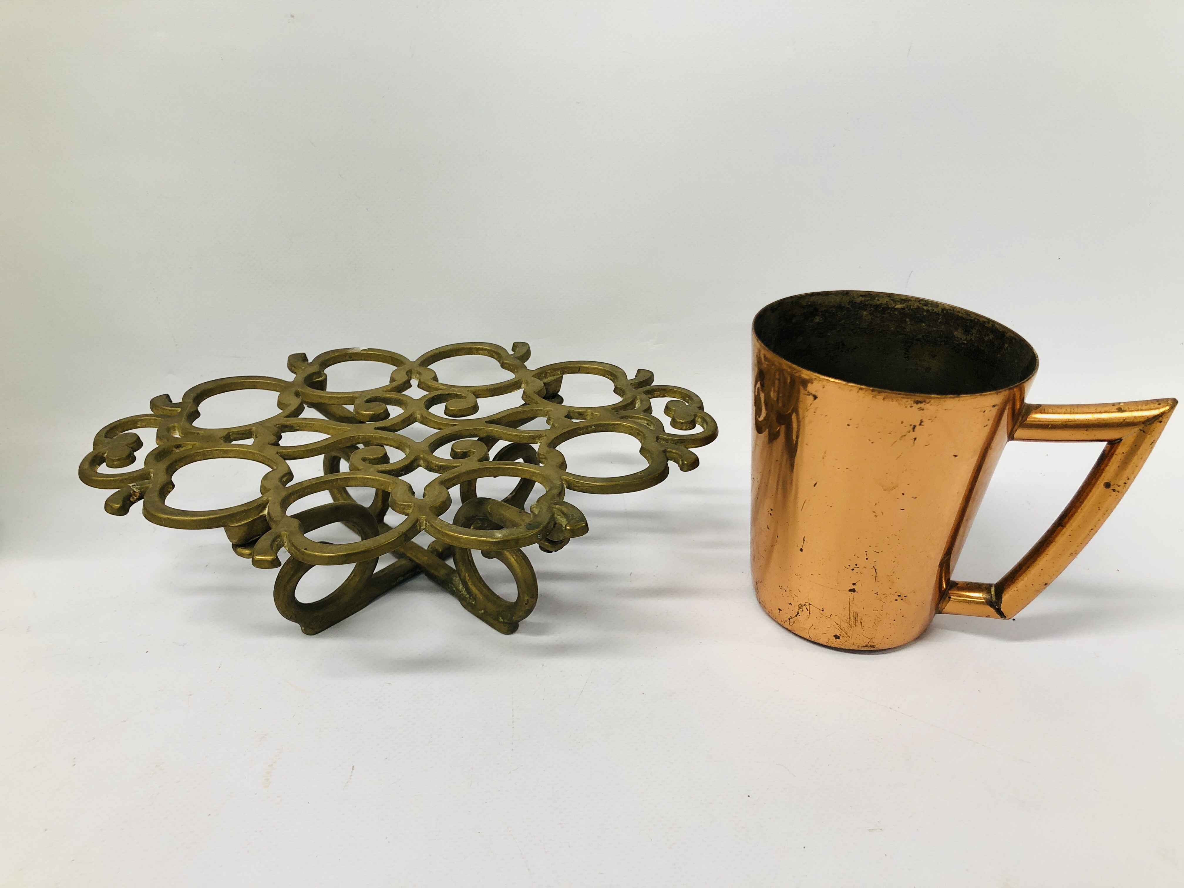 MIXED BRASS AND COPPER TO INCLUDE OIL LAMPS, LAMPS, STOVE, TRIVET, WATERING CAN, SCALES, CUPS, - Image 18 of 27