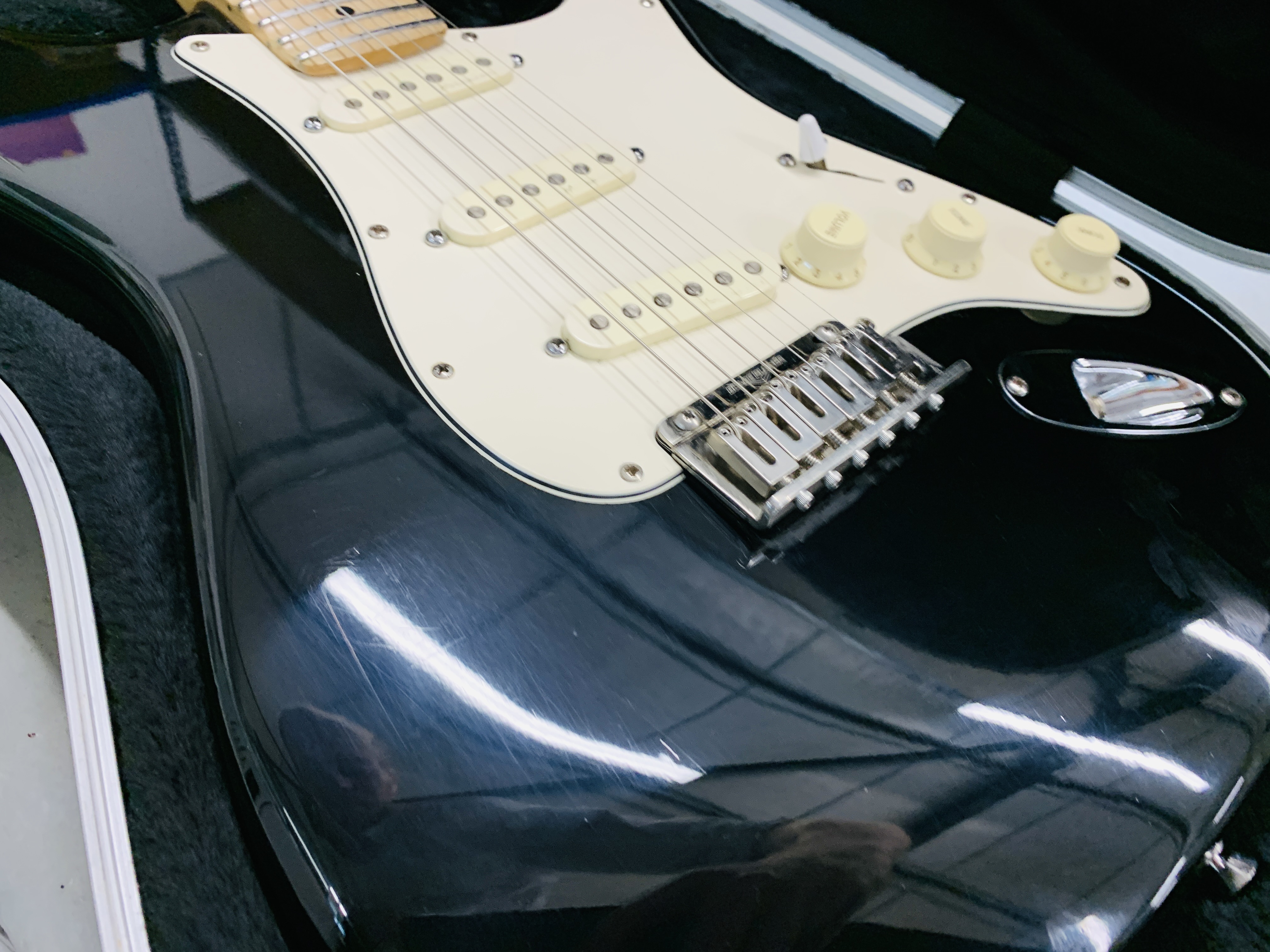 1 X UPGRADED USA FENDER STRATOCASTER GUITAR. - Image 6 of 10