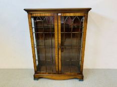 QUALITY MAHOGANY GLAZED 2 DOOR DISPLAY CABINET 99CM X 34CM X 33CM.