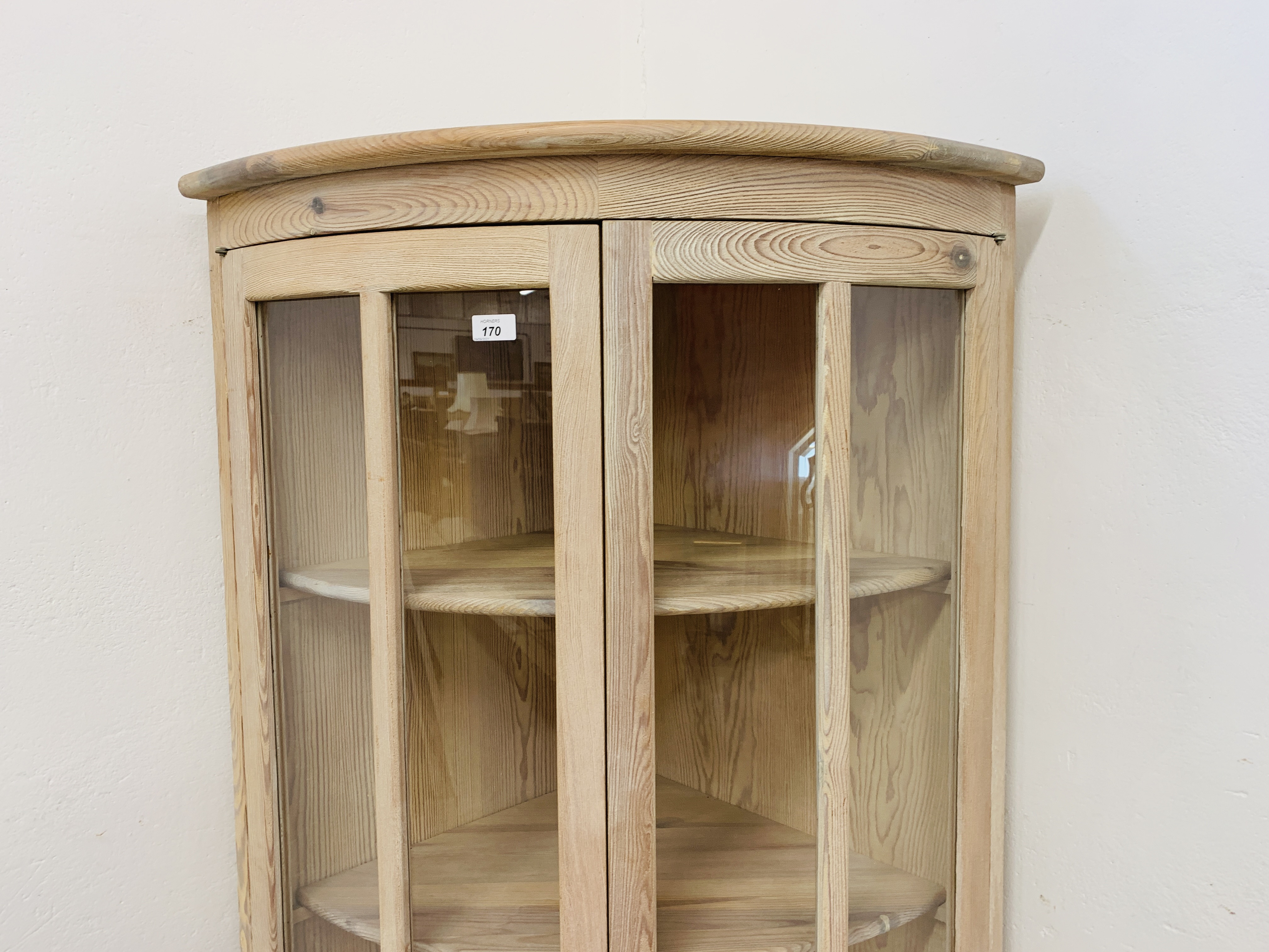 A GOOD QUALITY MODERN LIMED PINE CORNER DISPLAY CABINET MANUFACTURED BY LENO SPAIN - HEIGHT 150CM. - Image 5 of 9